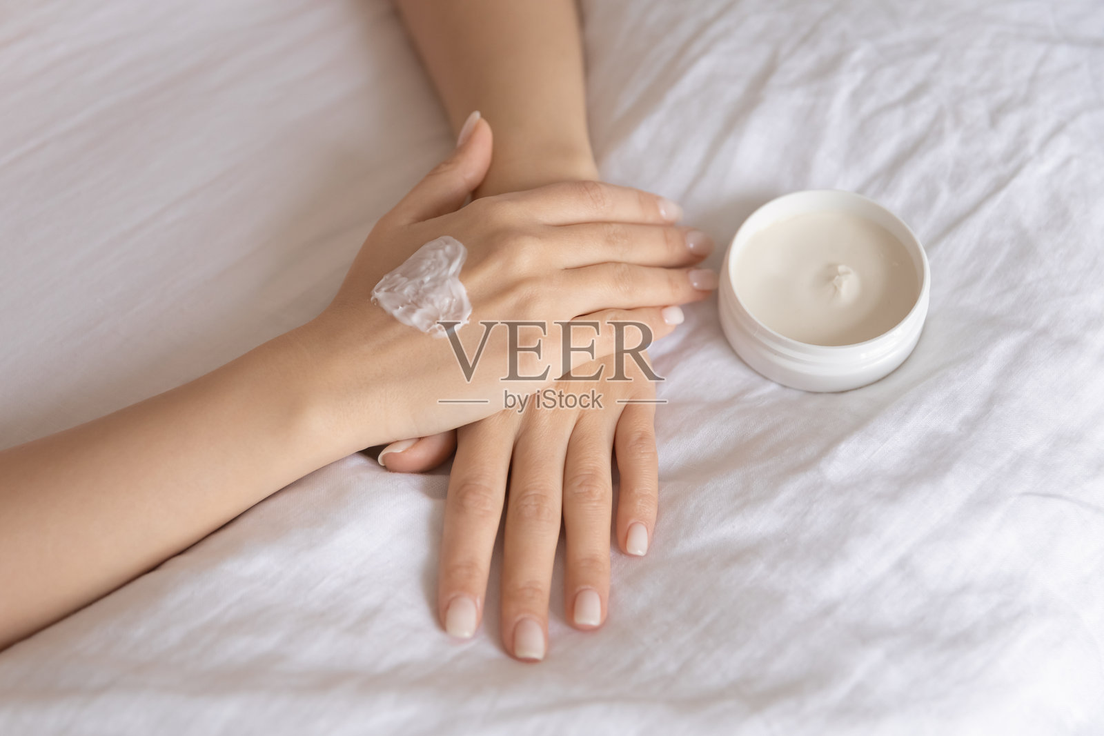 女性涂抹滋养护手霜的特写照片摄影图片