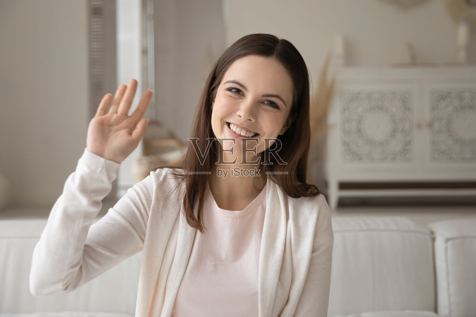 在视频通话中微笑的年轻女子的肖像照片摄影图片