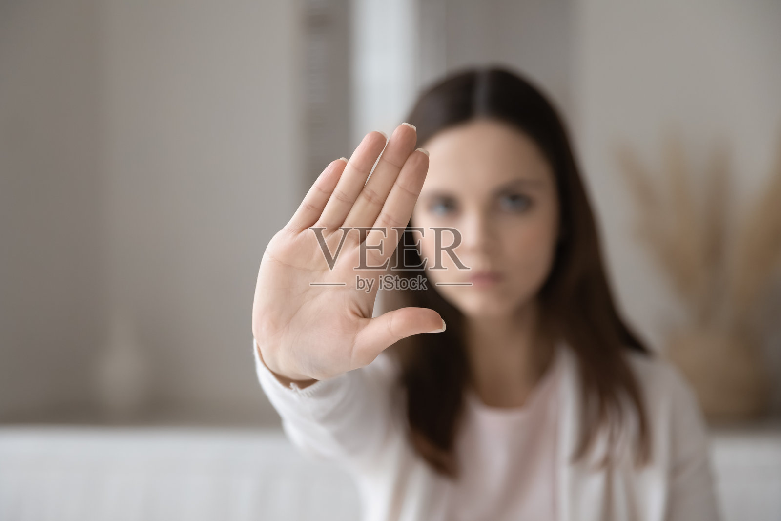 特写的女人显示停止手势照片摄影图片
