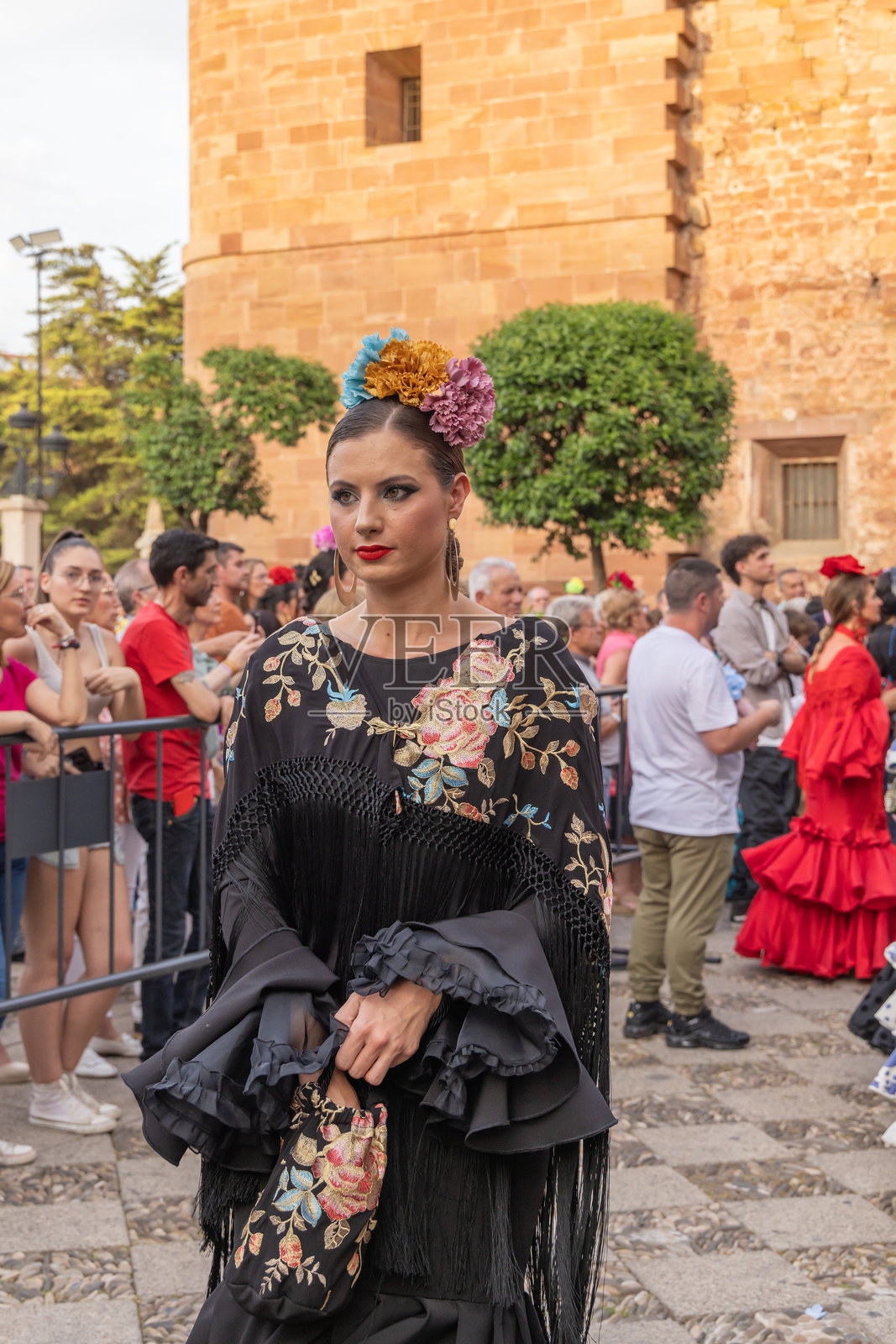 在安杜哈尔的一个宗教节日里,穿着传统服装的妇女。照片摄影图片