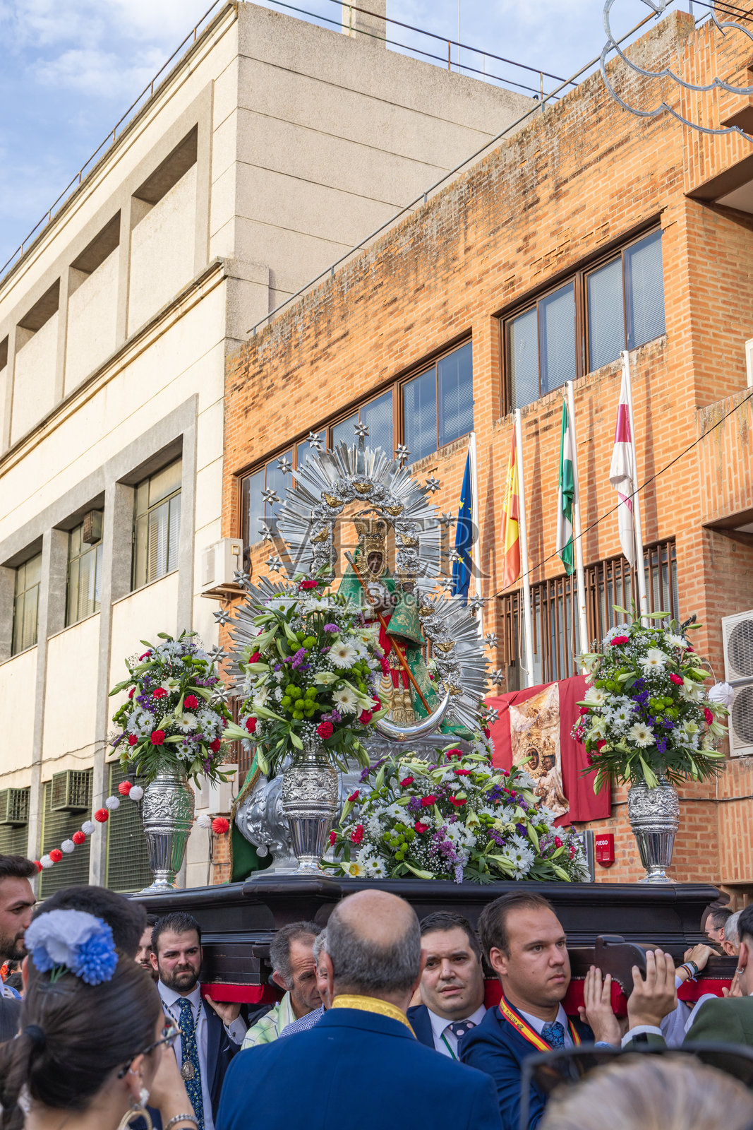 在安杜哈尔的一个宗教节日游行中，人们抬着圣母卡贝萨的雕像。照片摄影图片