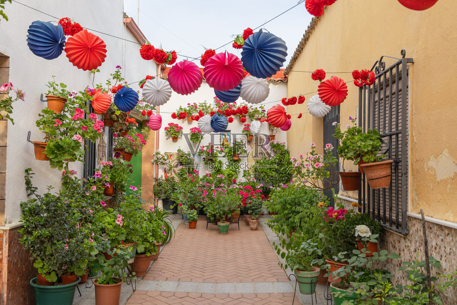 五颜六色的纸灯笼装饰着安杜哈尔的一个庭院。照片摄影图片