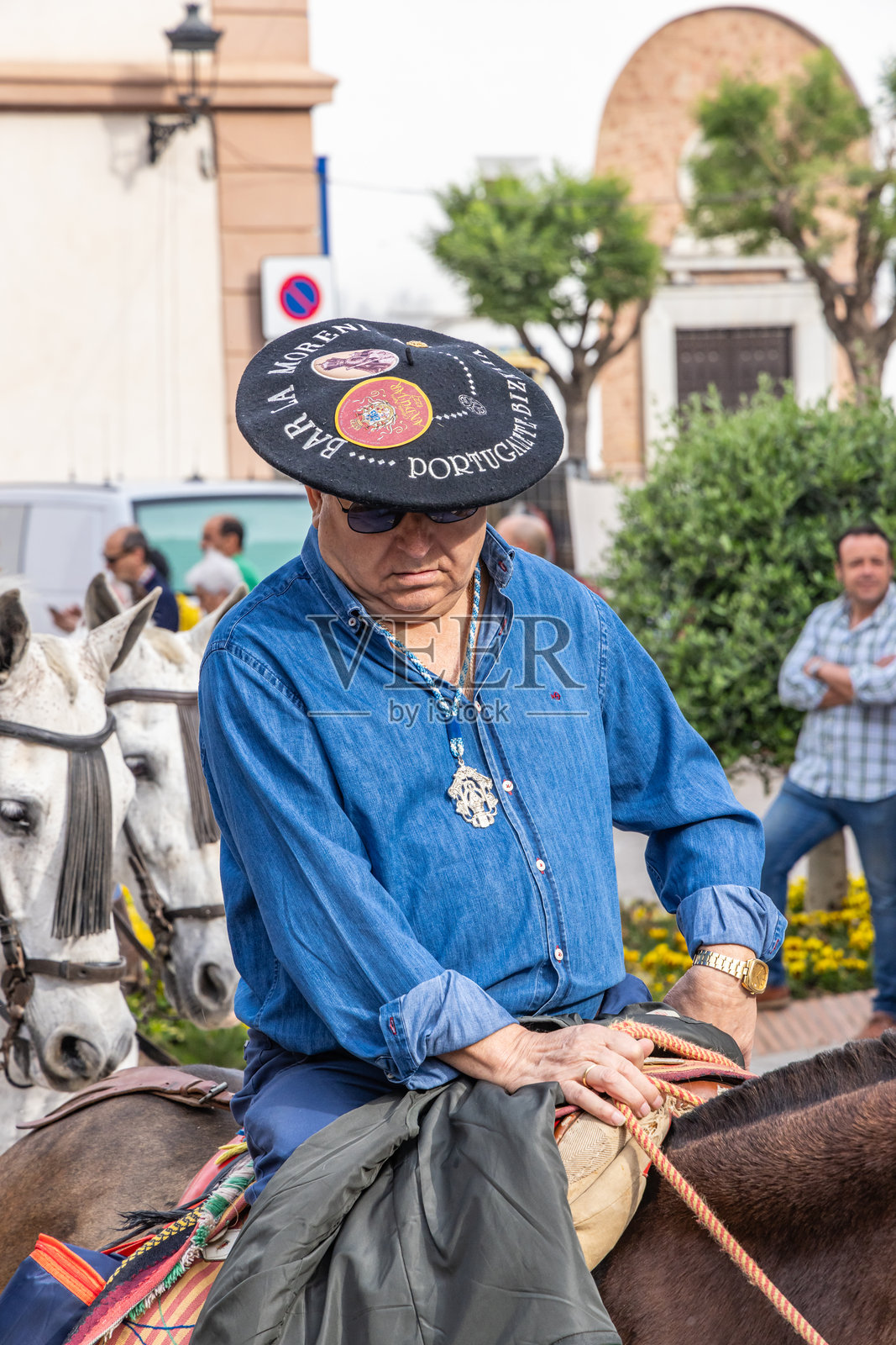 在安杜哈尔的一个宗教节日中，穿着传统服装的男子骑着马参加游行。照片摄影图片
