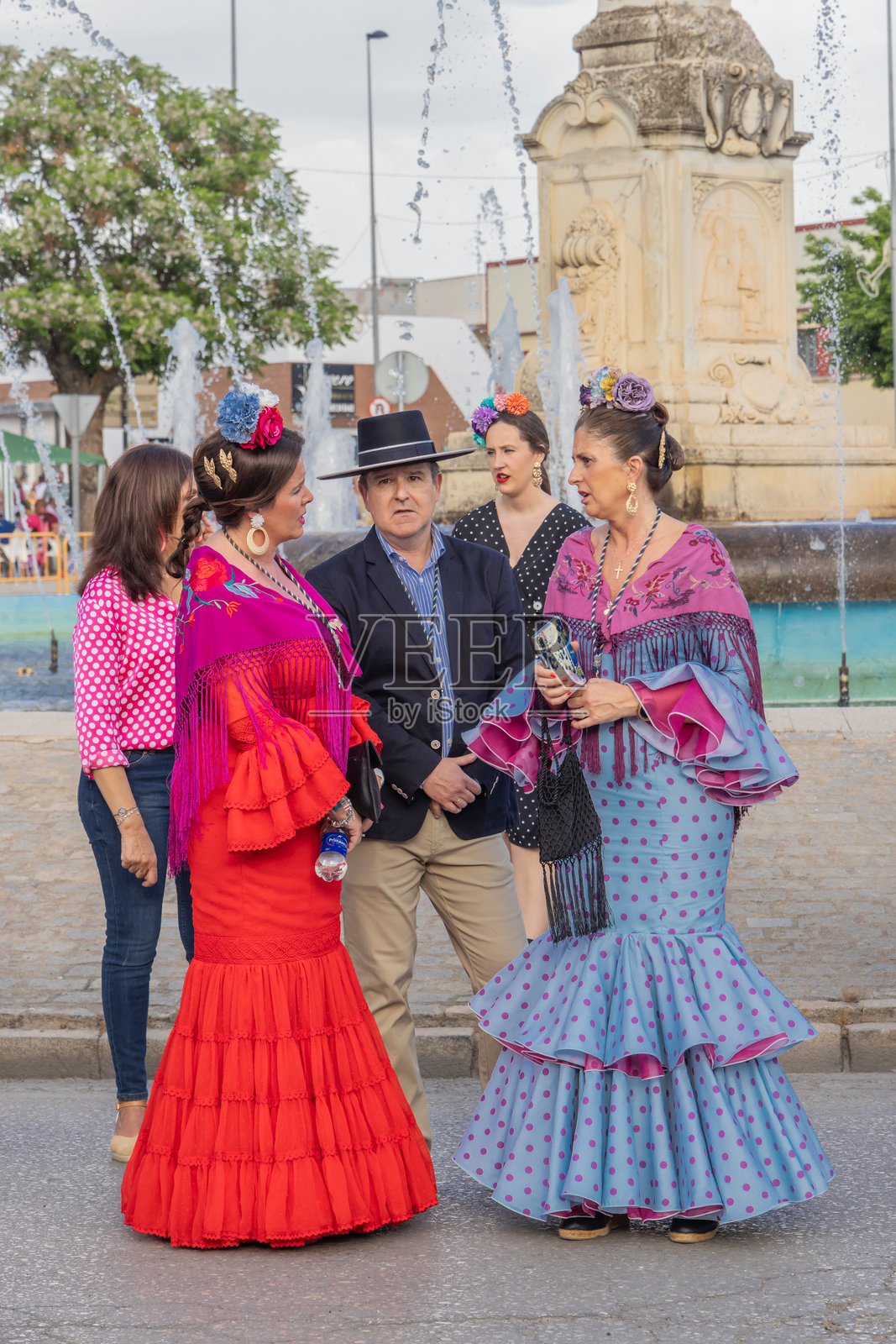 身着传统服饰的男女参加安杜哈尔的宗教节日。照片摄影图片