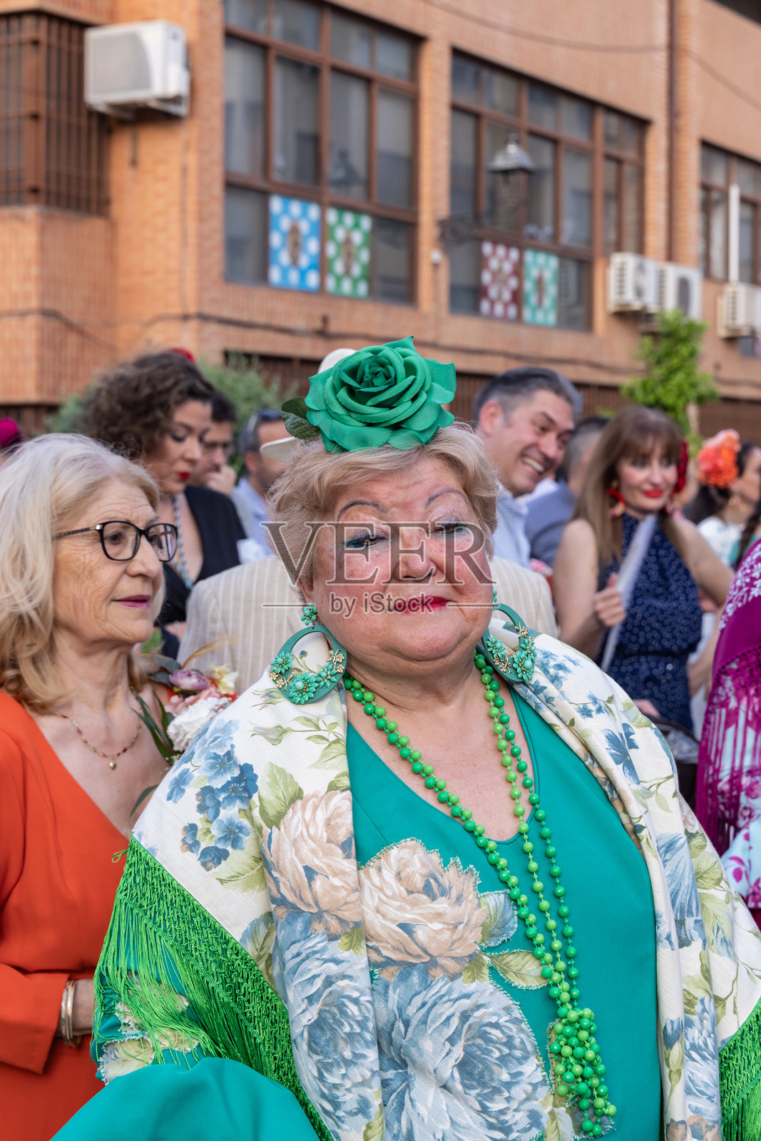 在安杜哈尔的一个宗教节日里，穿着传统服装的妇女。照片摄影图片