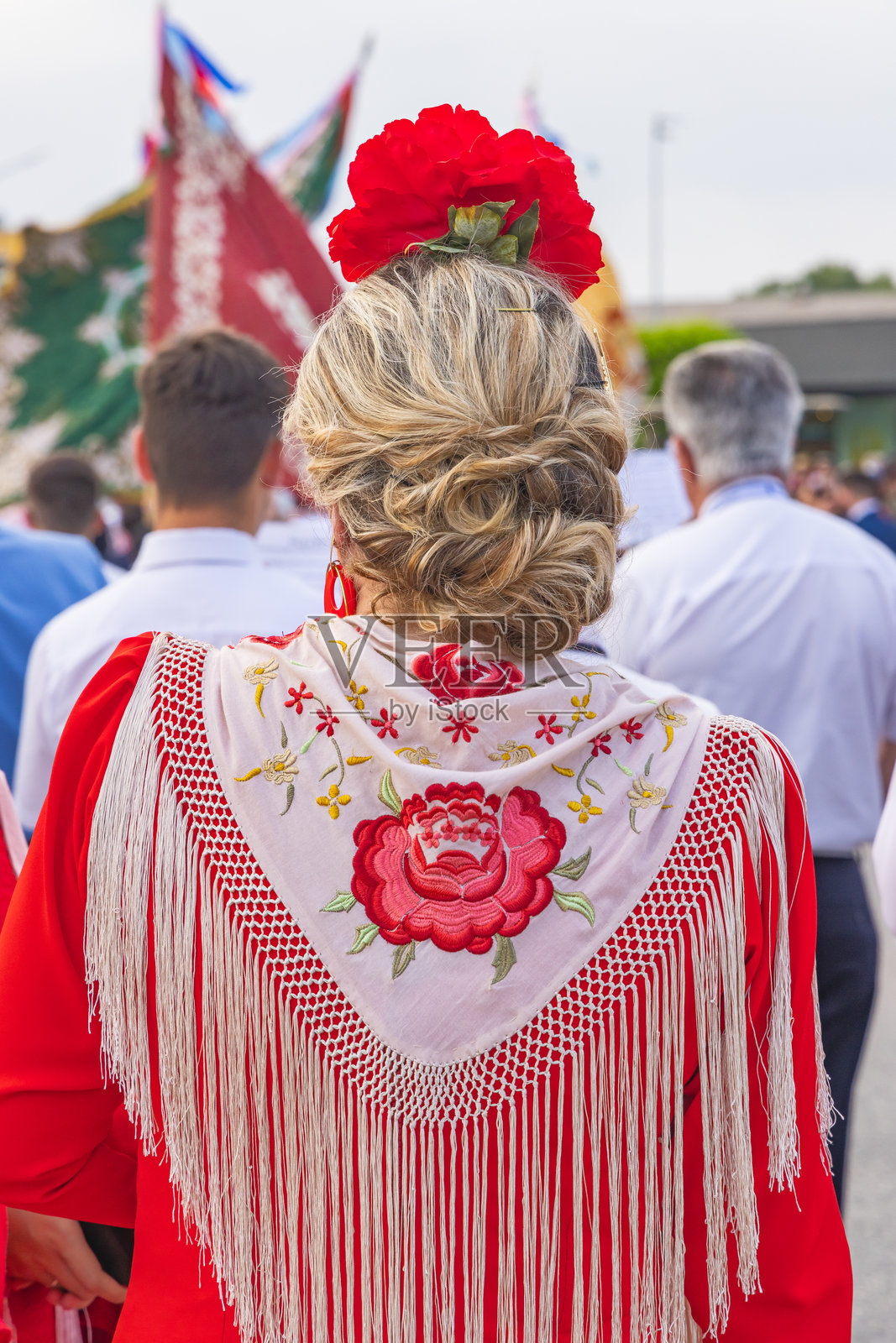 身着传统服饰的妇女参加安杜哈尔的宗教节日。照片摄影图片