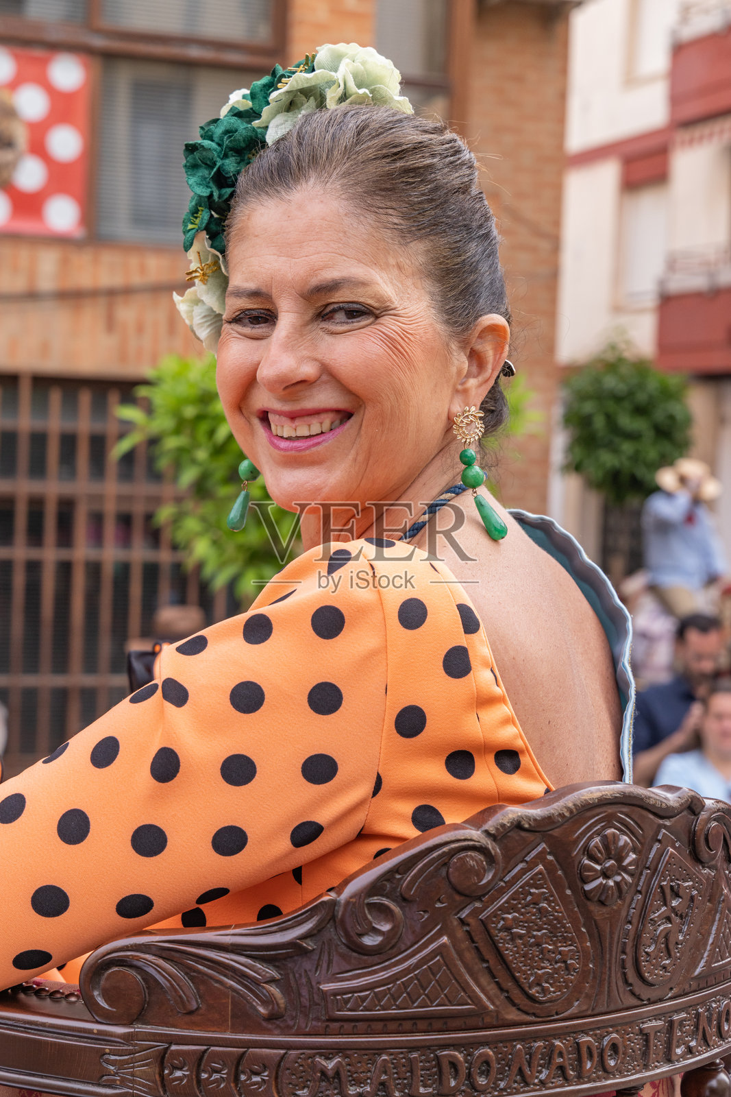 在安杜哈尔的一个宗教节日中，一名妇女骑着传统的侧鞍参加游行。照片摄影图片