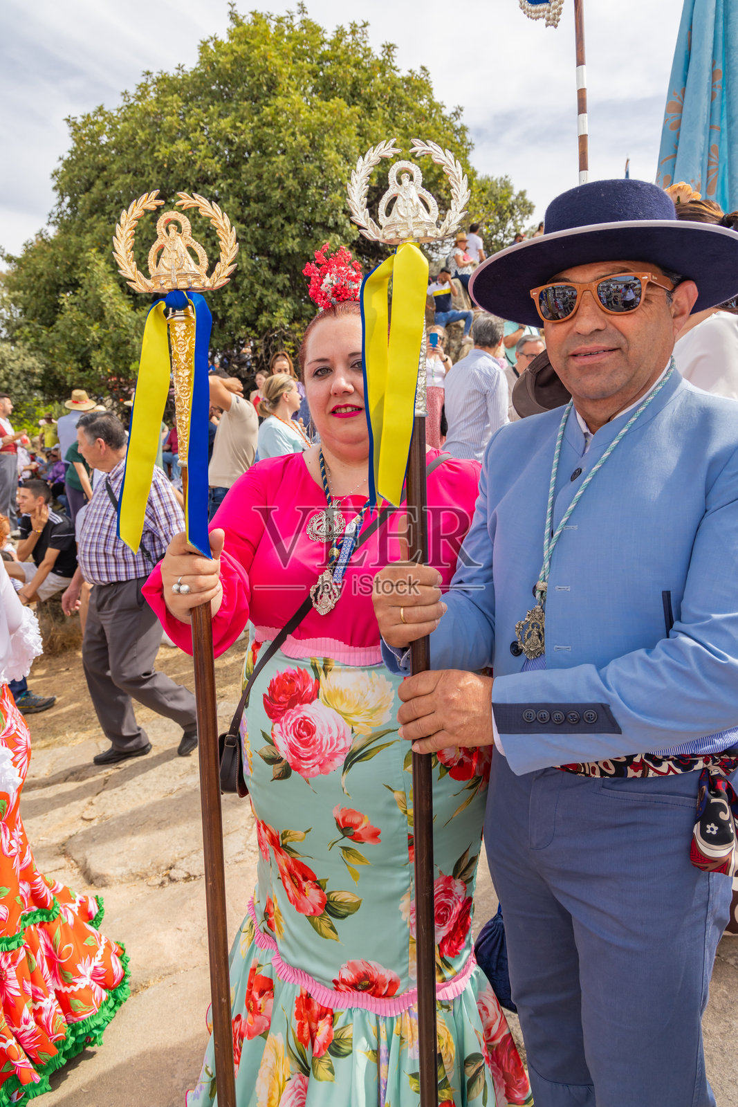 人们参加一年一度的卡贝萨圣母的朝圣活动。照片摄影图片