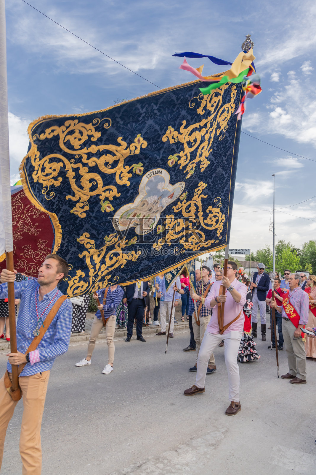 在安杜哈尔的一个宗教节日里，人们挥舞着横幅，穿着传统服装。照片摄影图片