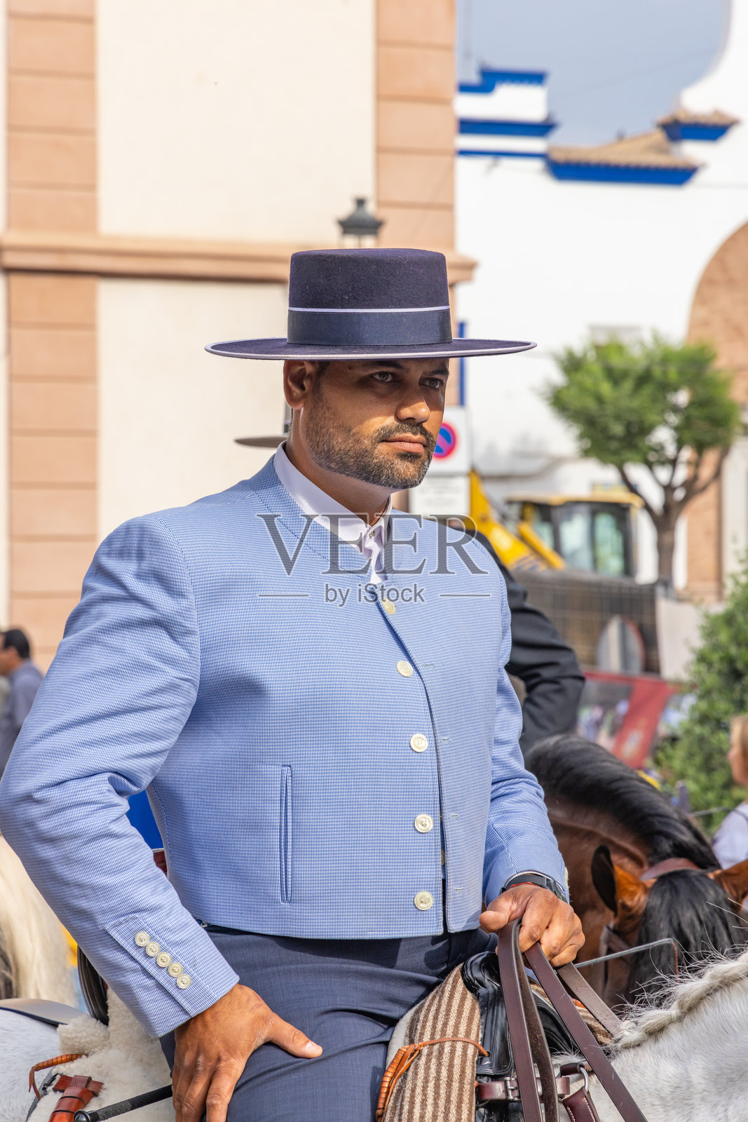 在安杜哈尔的一个宗教节日中，穿着传统服装的男子骑着马参加游行。照片摄影图片