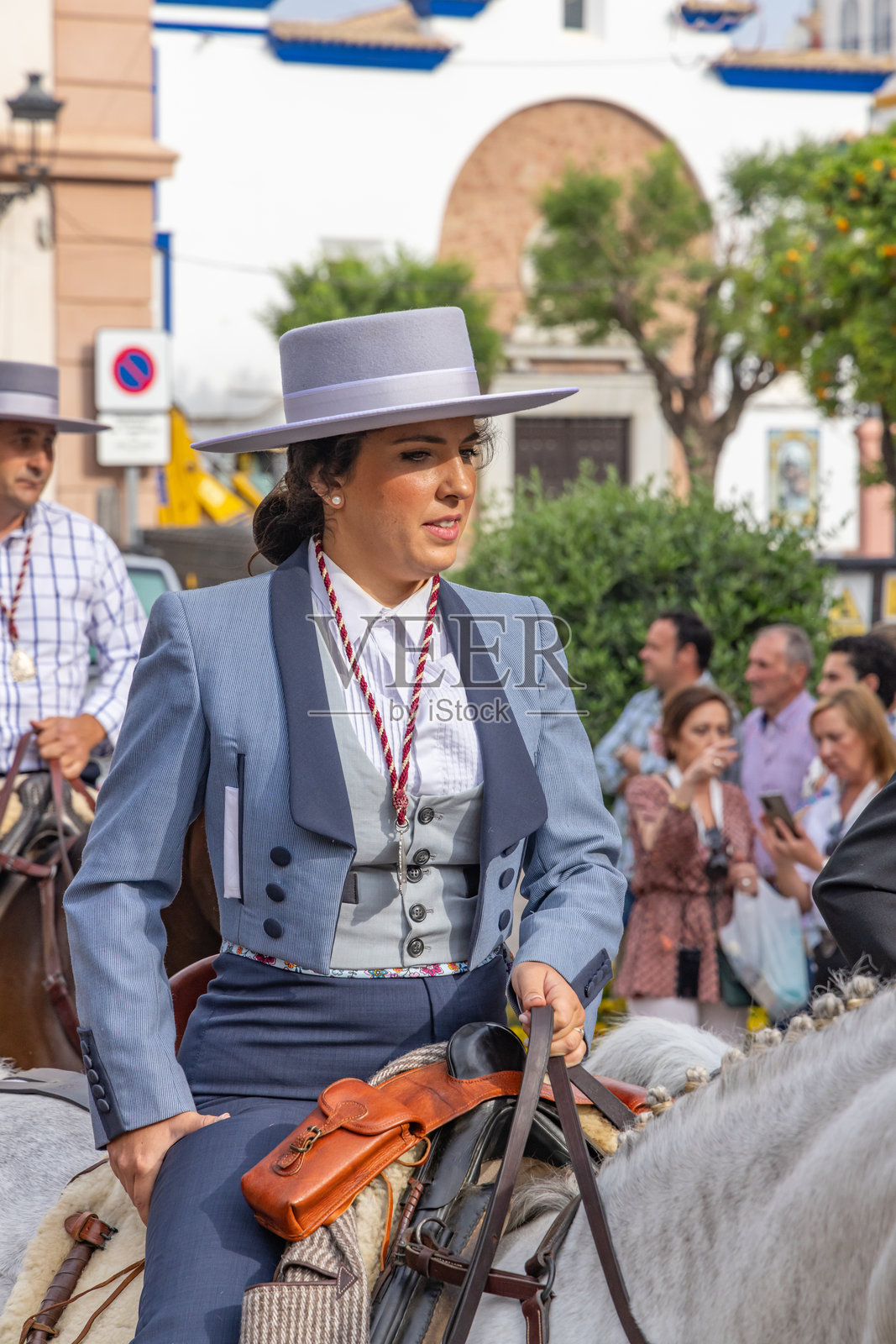 在安杜哈尔的一个宗教节日中,穿着传统服装的妇女骑着马参加游行。照片摄影图片