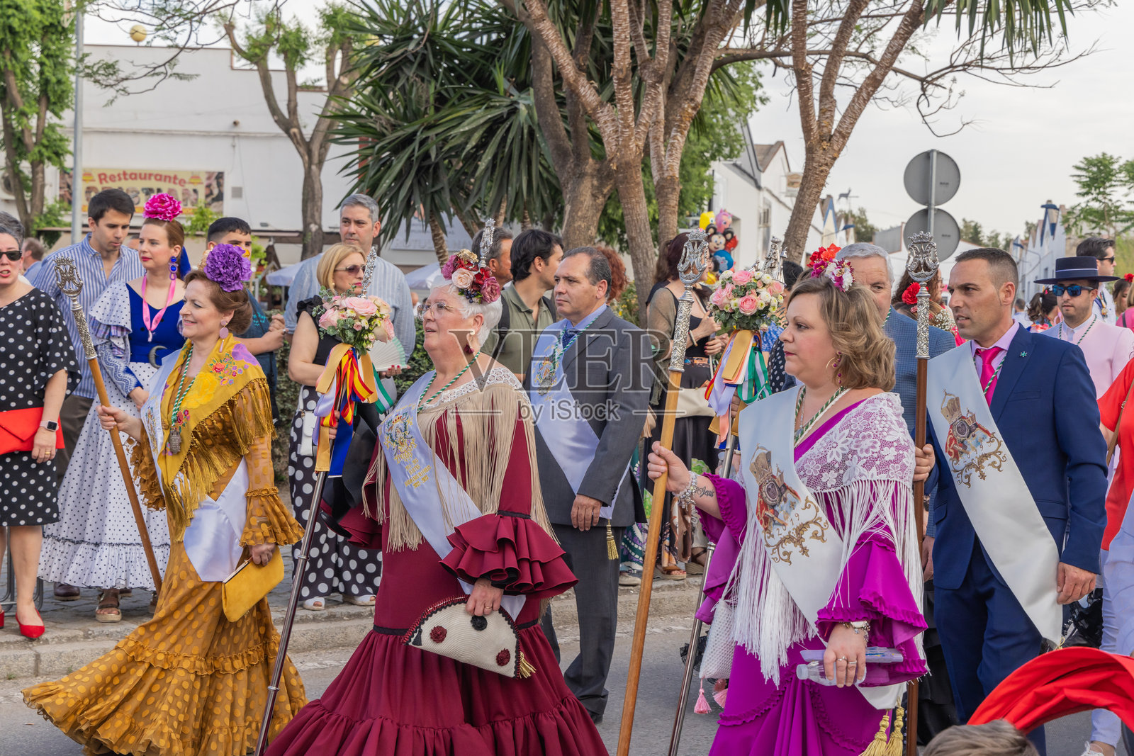 在安杜哈尔的一个宗教节日上，穿着传统服装的男人和女人走在游行队伍中。照片摄影图片