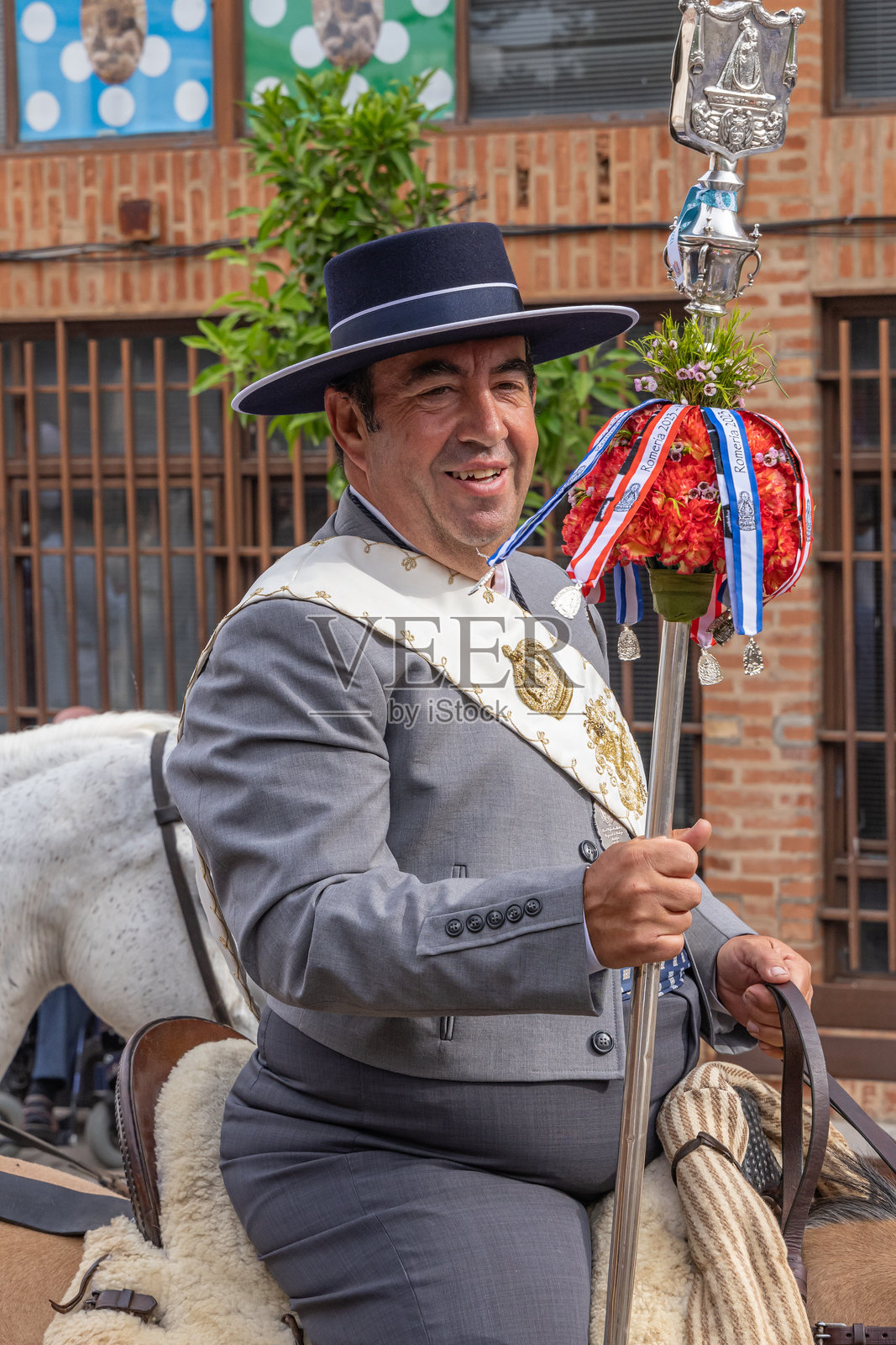 在安杜哈尔的一个宗教节日中，穿着传统服装的男子骑着马参加游行。照片摄影图片