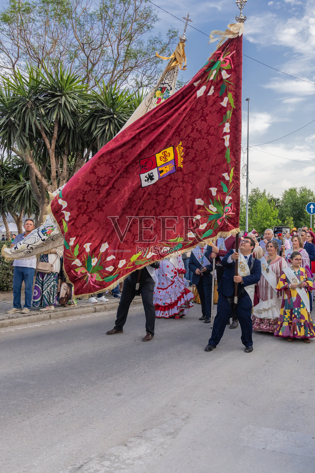 在安杜哈尔的一个宗教节日里，人们挥舞着横幅，穿着传统服装。照片摄影图片