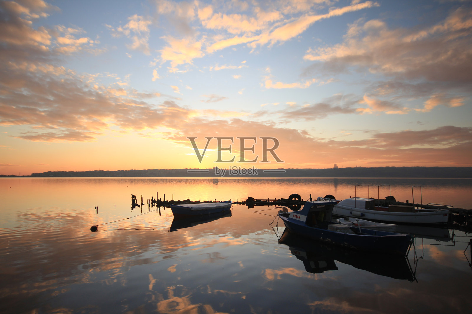 伊斯坦布尔Kucukcekmece湖的日落照片摄影图片