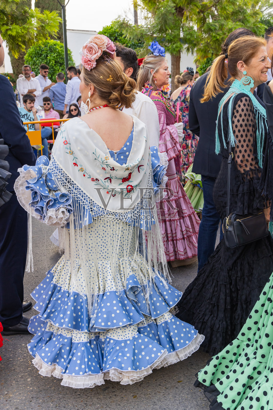 身着传统服饰的妇女参加安杜哈尔的宗教节日。照片摄影图片
