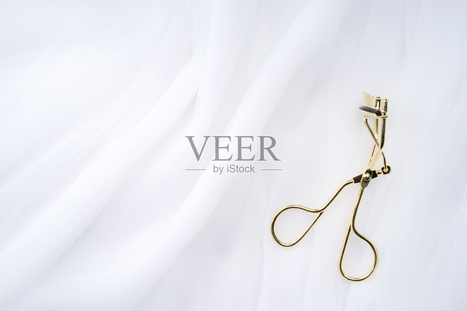 睫毛卷曲器的高角度视图对白色背景照片摄影图片