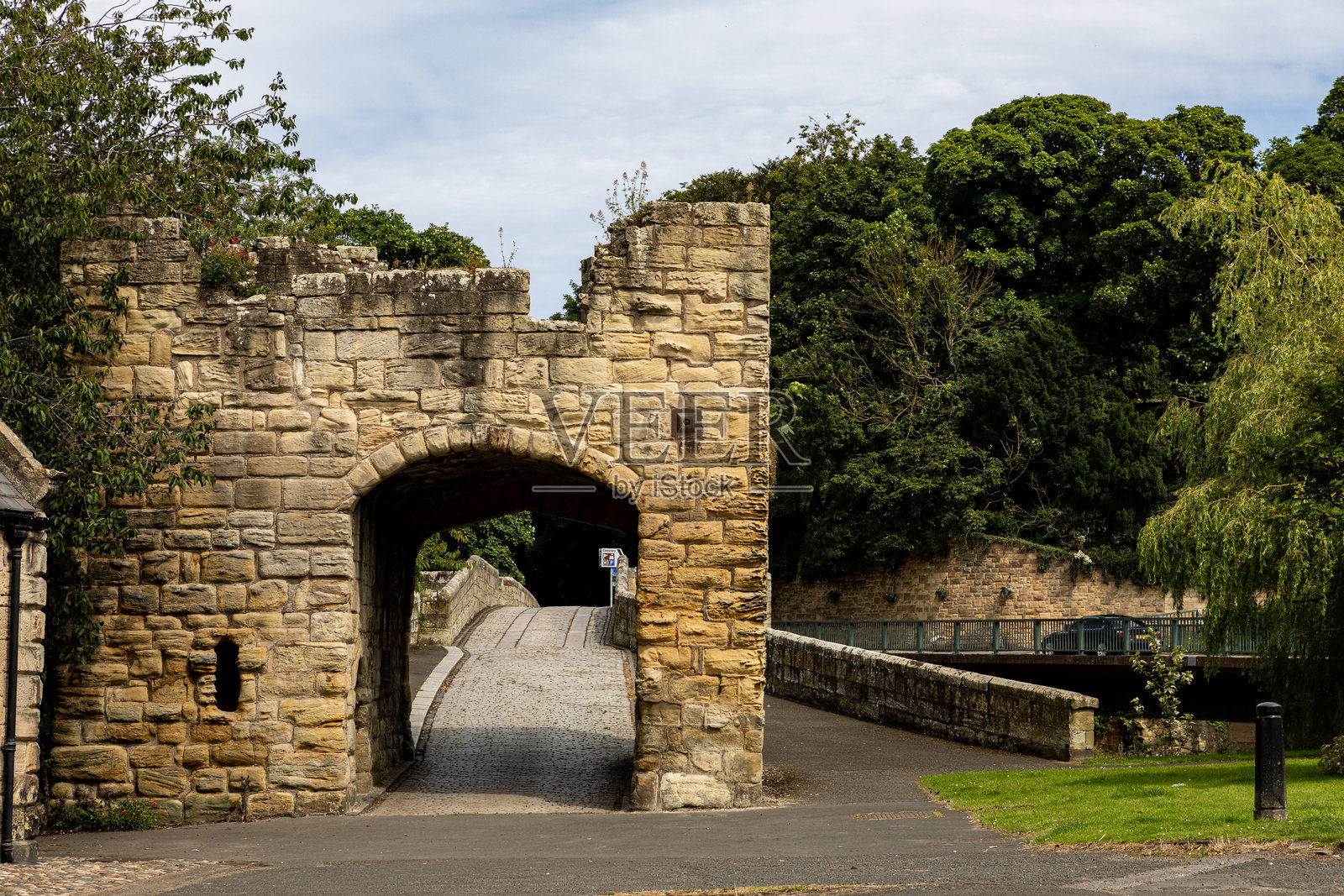 沃克沃斯中世纪桥上的14世纪门楼照片摄影图片