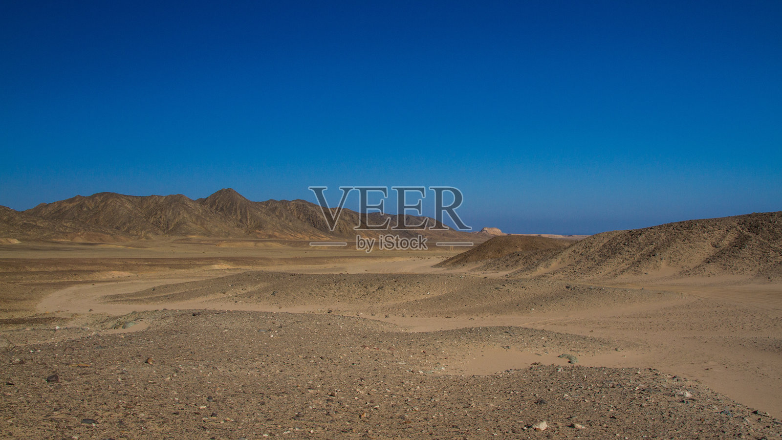 蓝天下的山脉和风景照片摄影图片