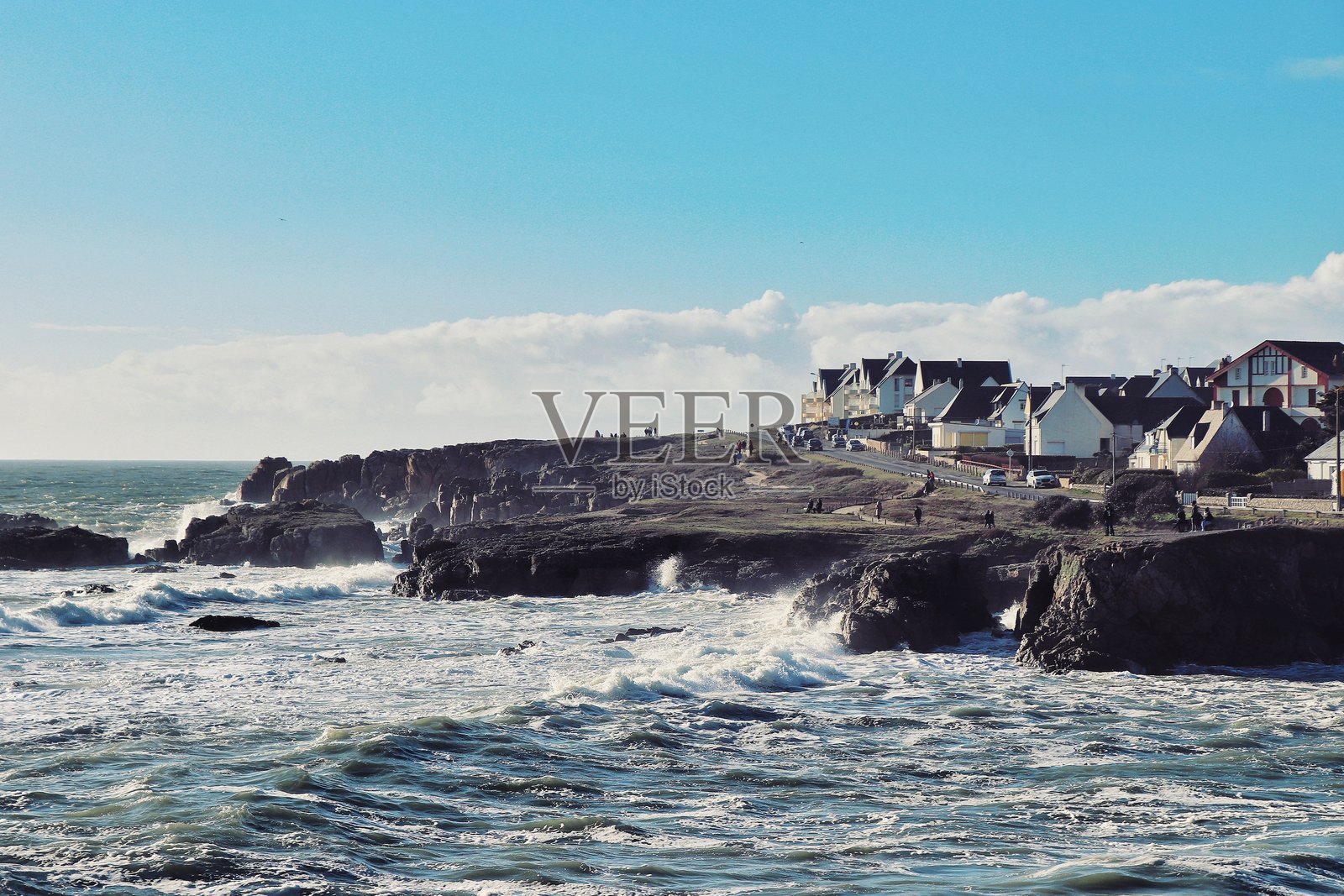 大海在岩石上对着天空飞溅的风景照片摄影图片