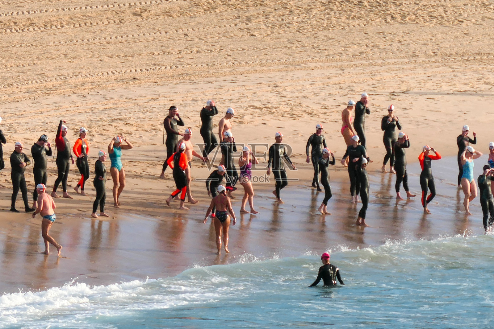 邦迪海滩海洋游泳者照片摄影图片