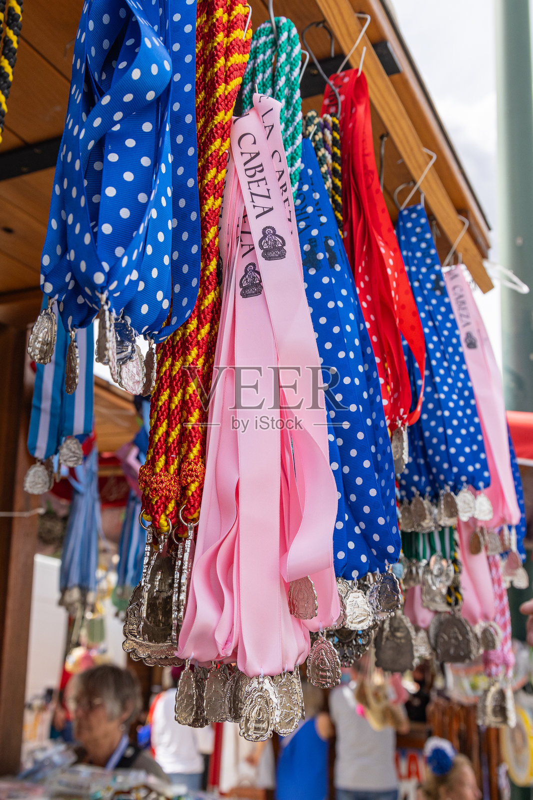 在卡贝萨圣母的年度朝圣活动中出售的宗教奖章。照片摄影图片