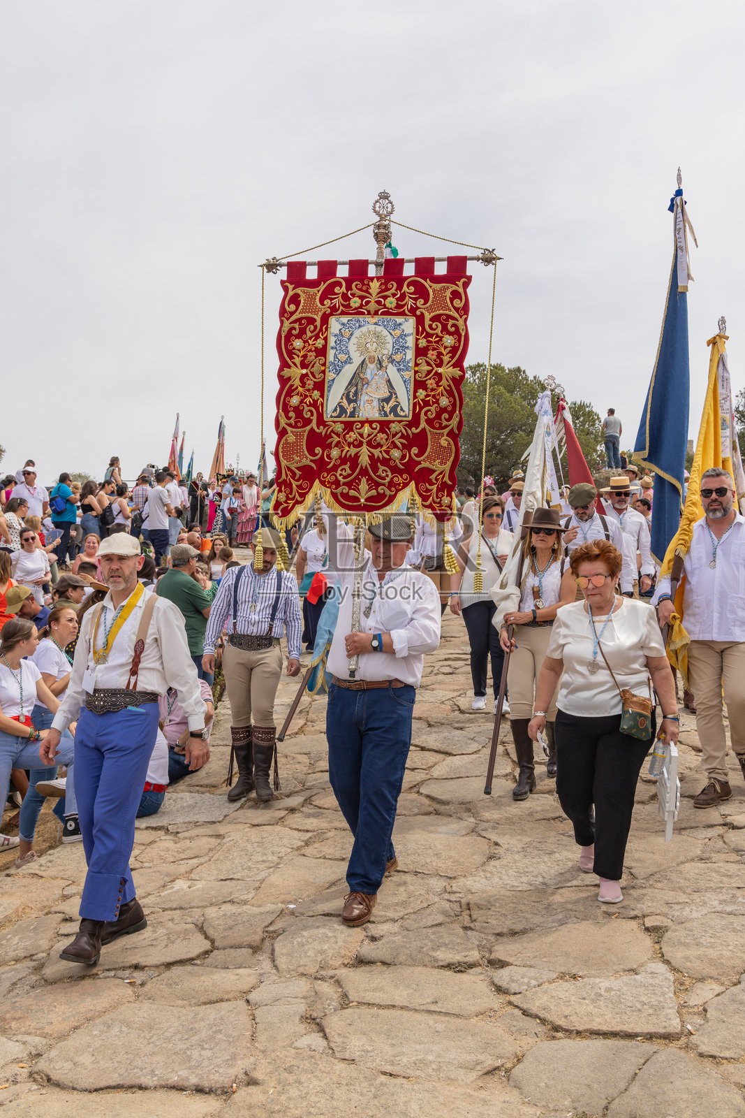 人们参加一年一度的卡贝萨圣母的朝圣活动。照片摄影图片
