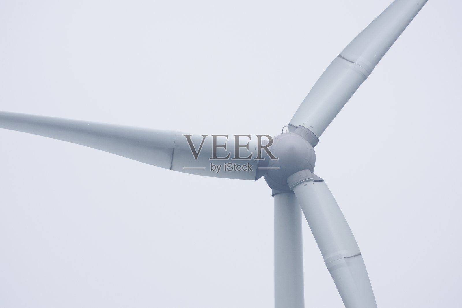 低角度看风车对晴朗的天空照片摄影图片