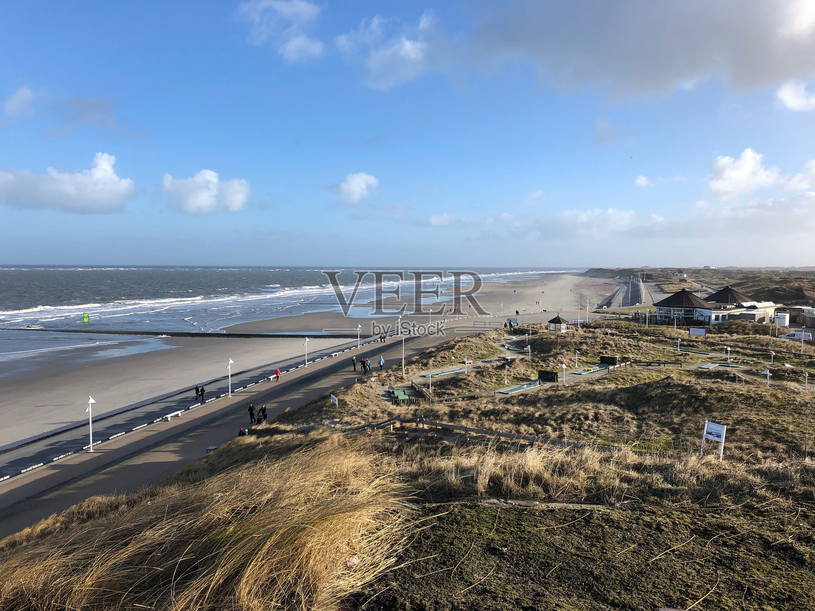 海滩对着天空的风景照片摄影图片