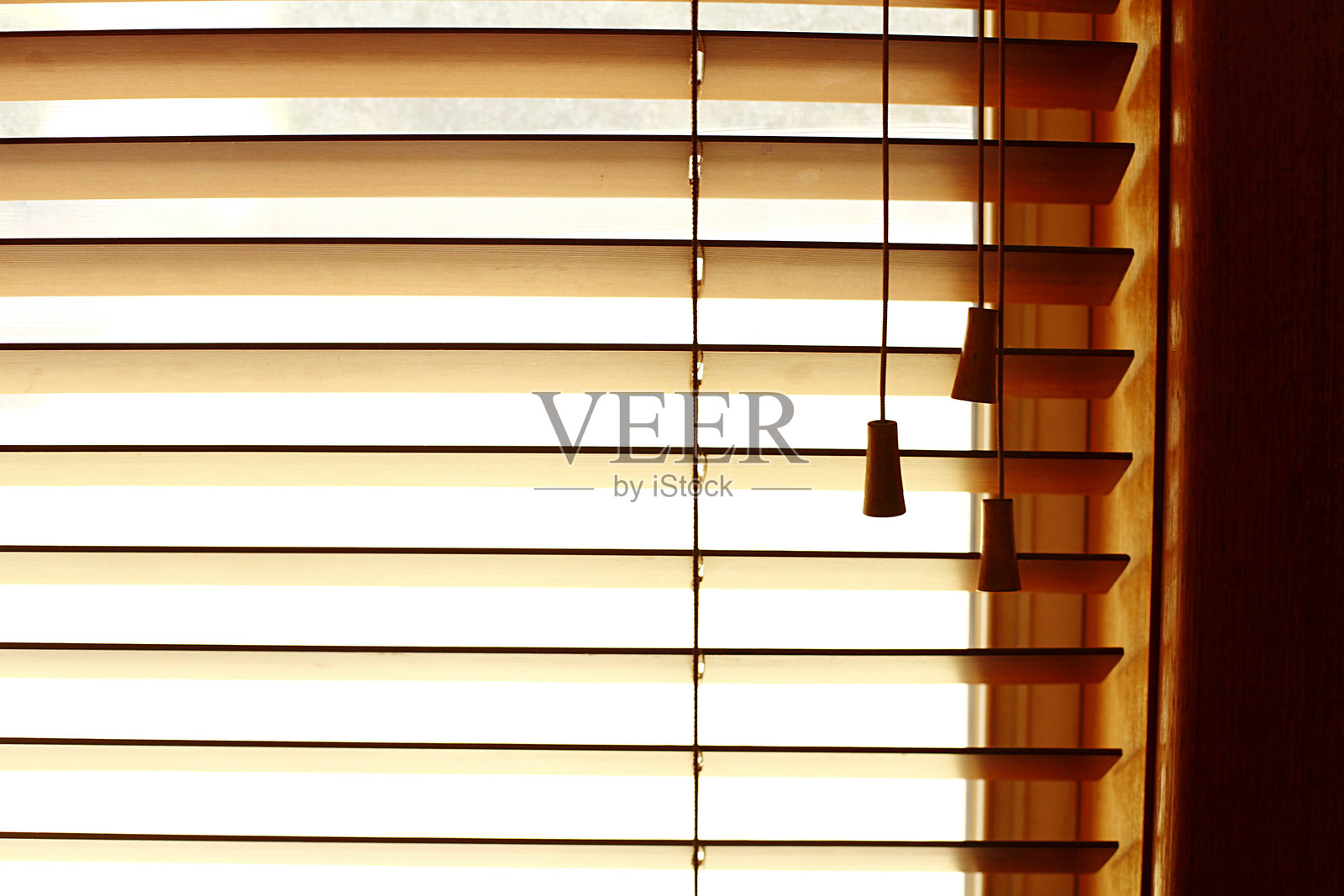 全画幅镜头通过木材通风百叶窗向外看。照片摄影图片
