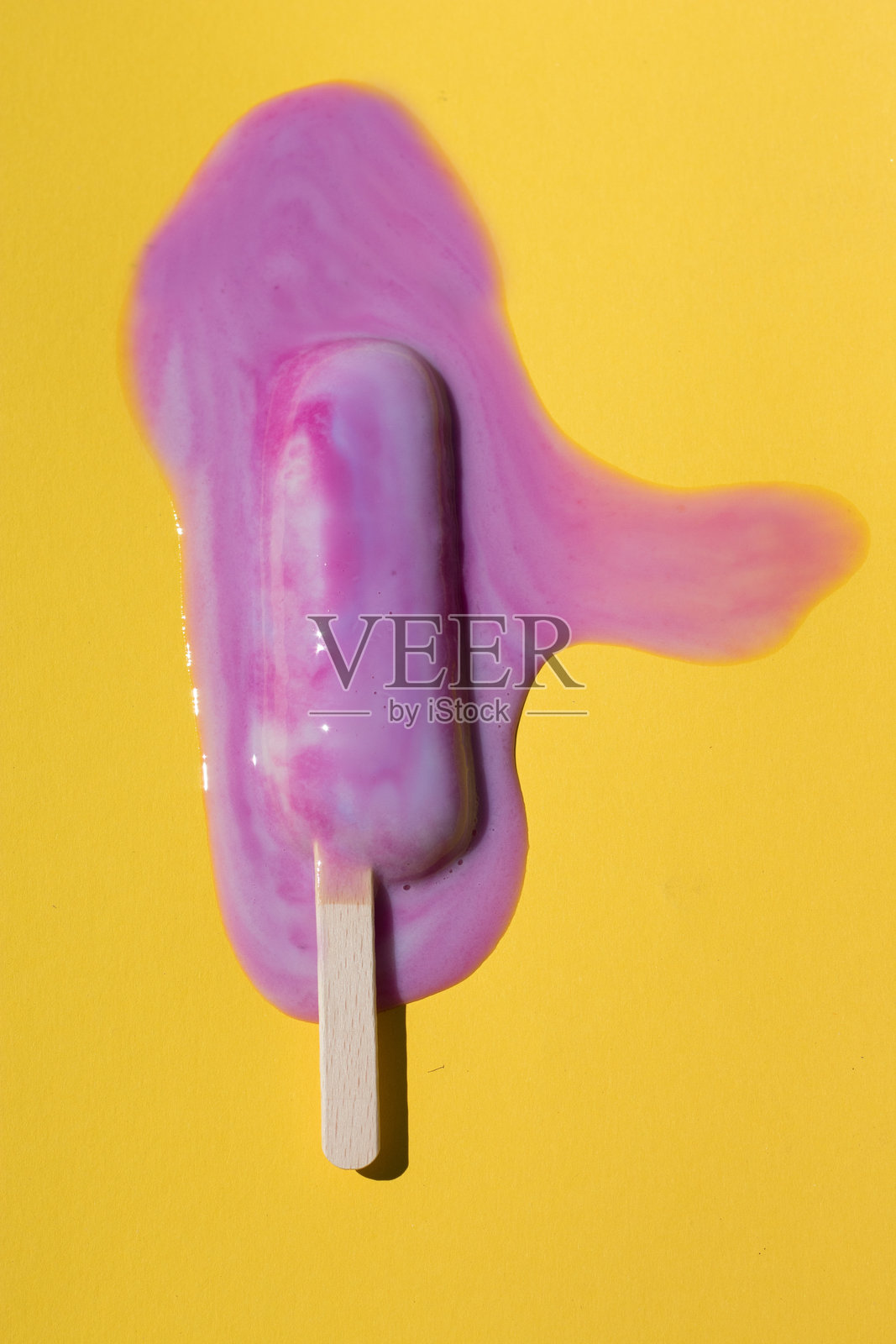 黄色背景上融化的冰淇淋的高角度视图照片摄影图片