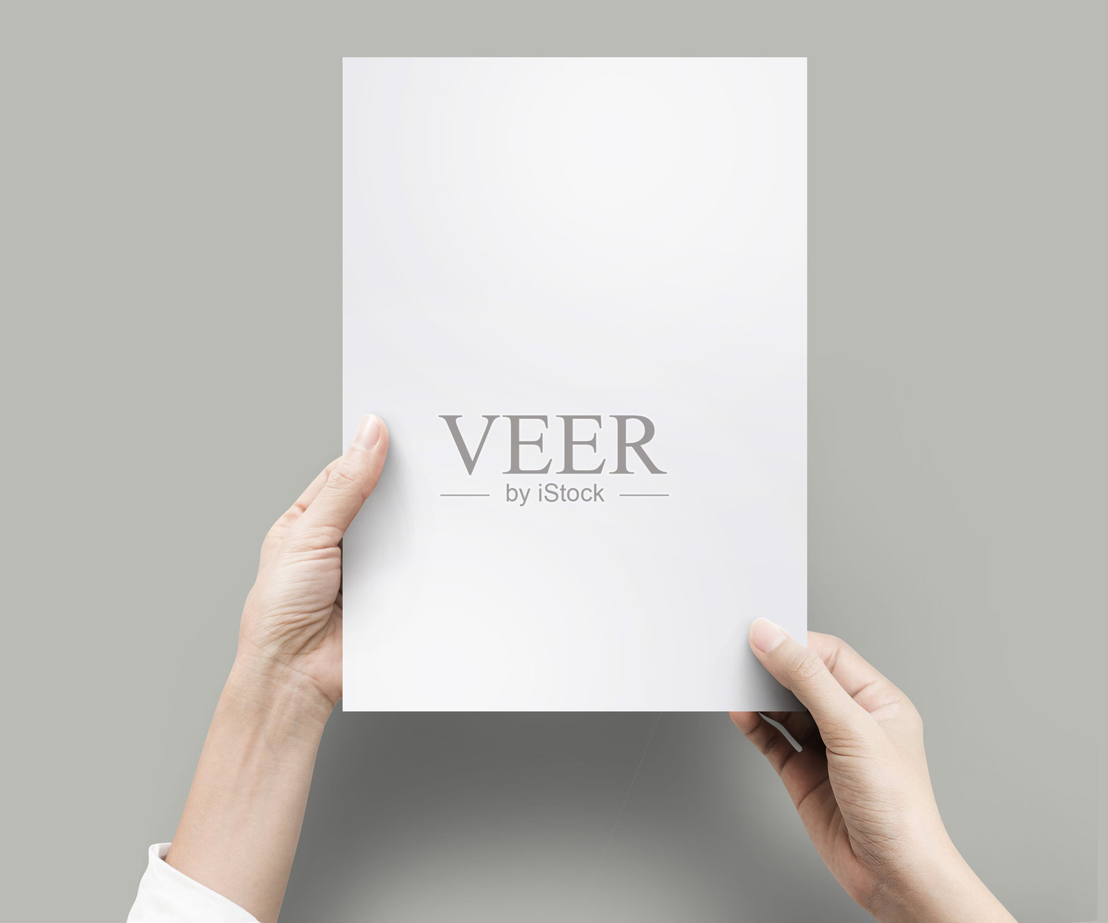 裁剪的手在灰色背景下拿着白纸照片摄影图片