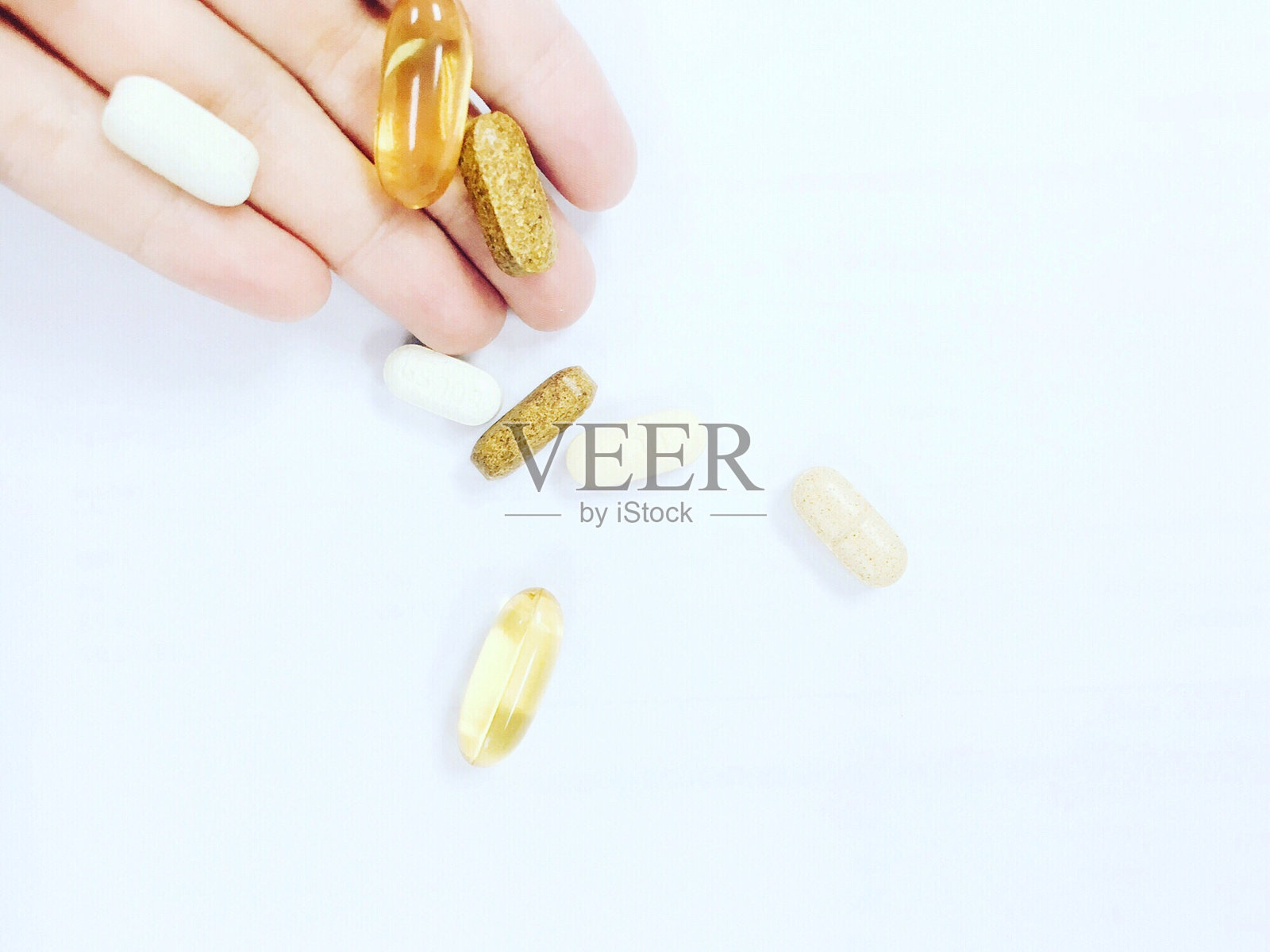 人类手握药片的特写照片摄影图片