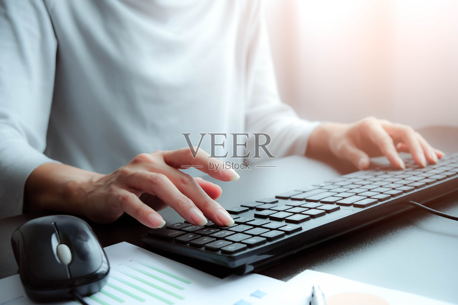 女商人在办公室使用电脑的中间部分照片摄影图片