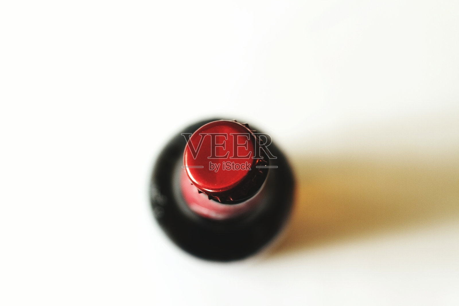 白色背景上的啤酒瓶特写照片摄影图片