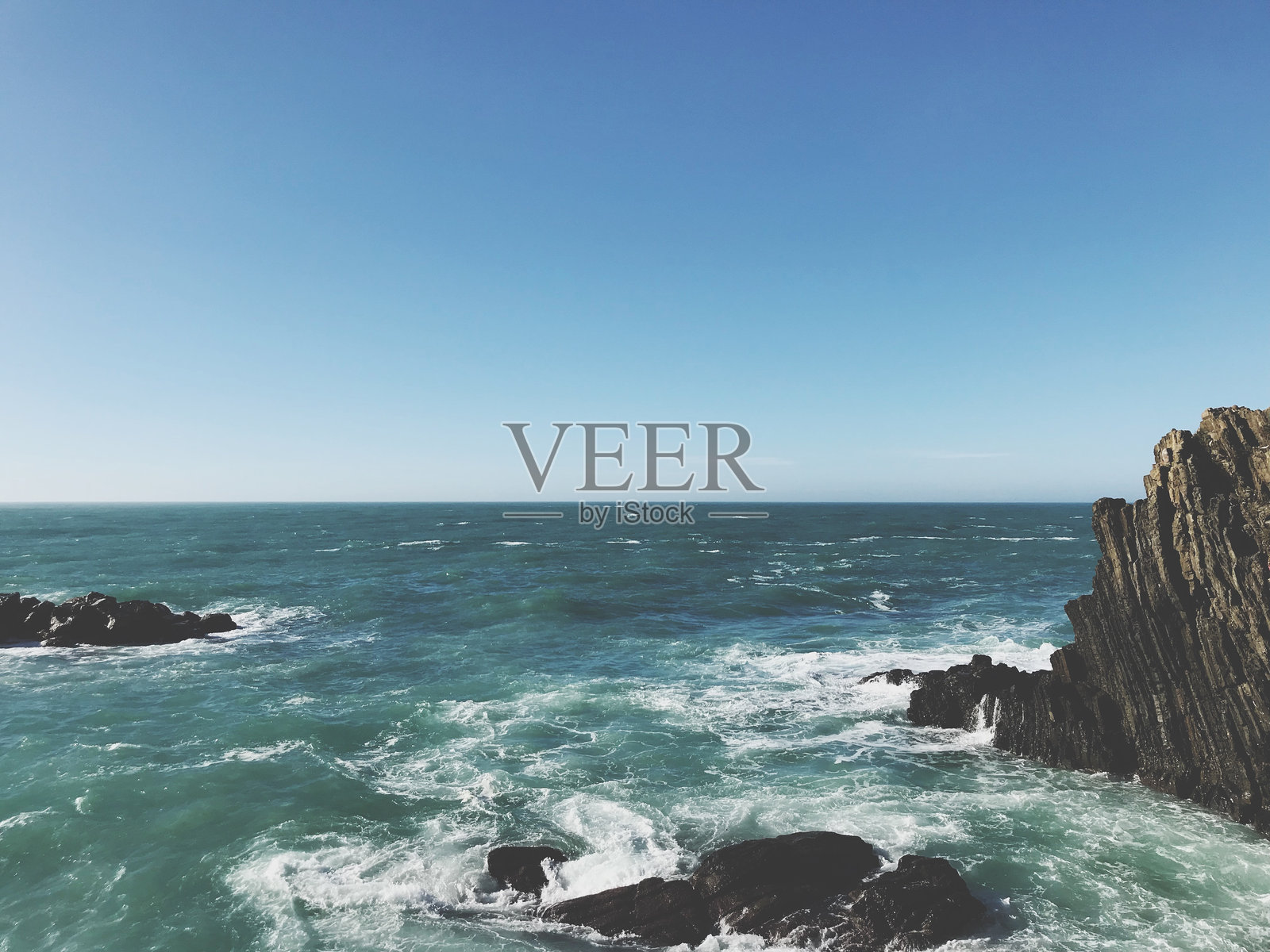 湛蓝天空下的海景照片摄影图片