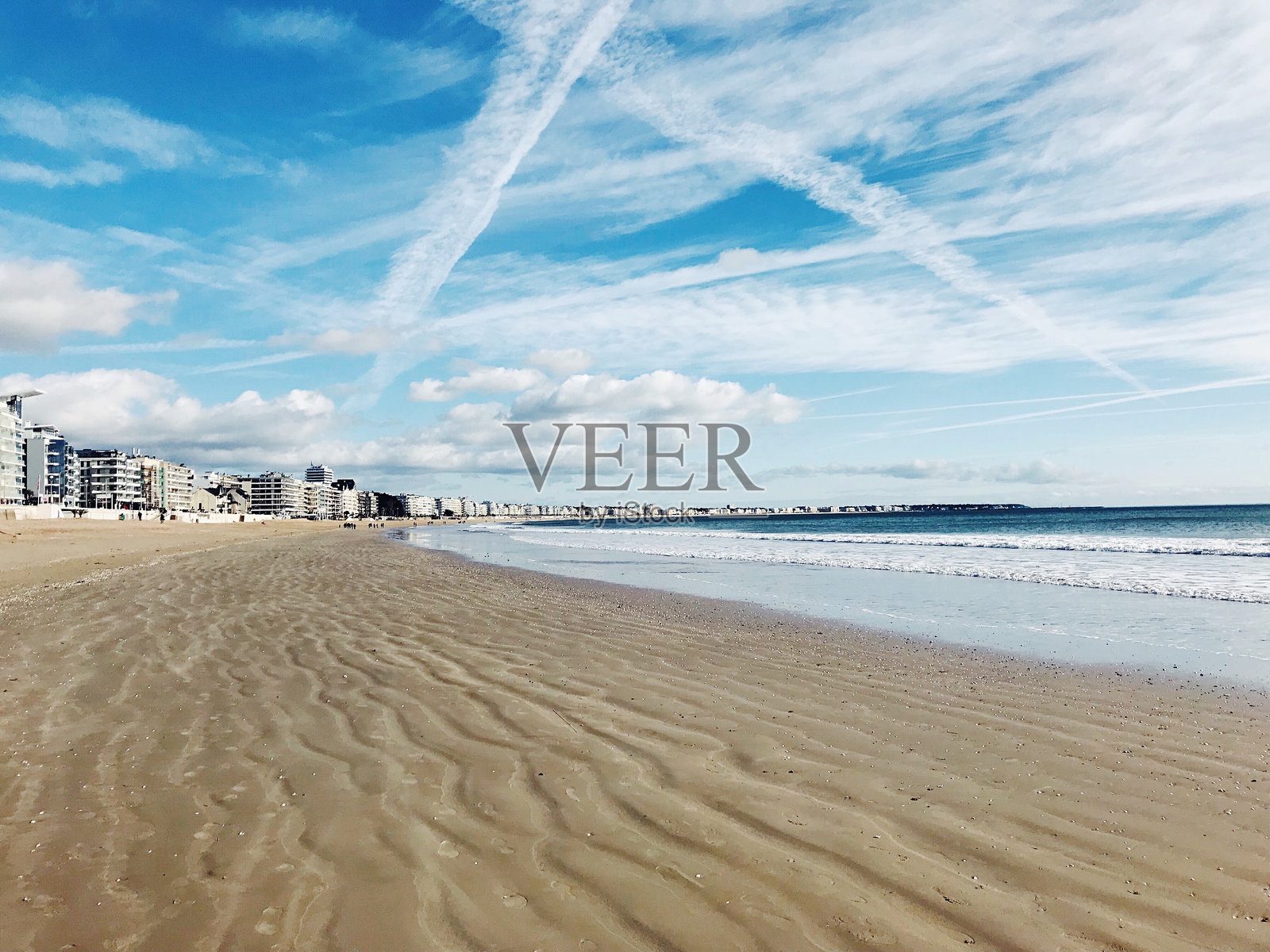 海滩对着天空的风景照片摄影图片