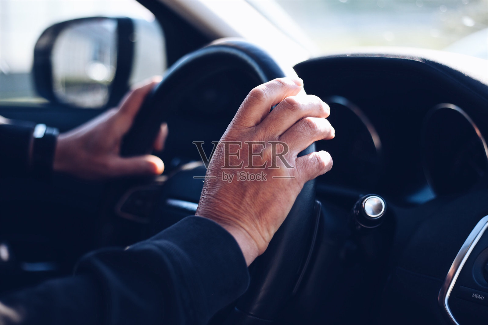 裁剪手的人驾驶汽车照片摄影图片