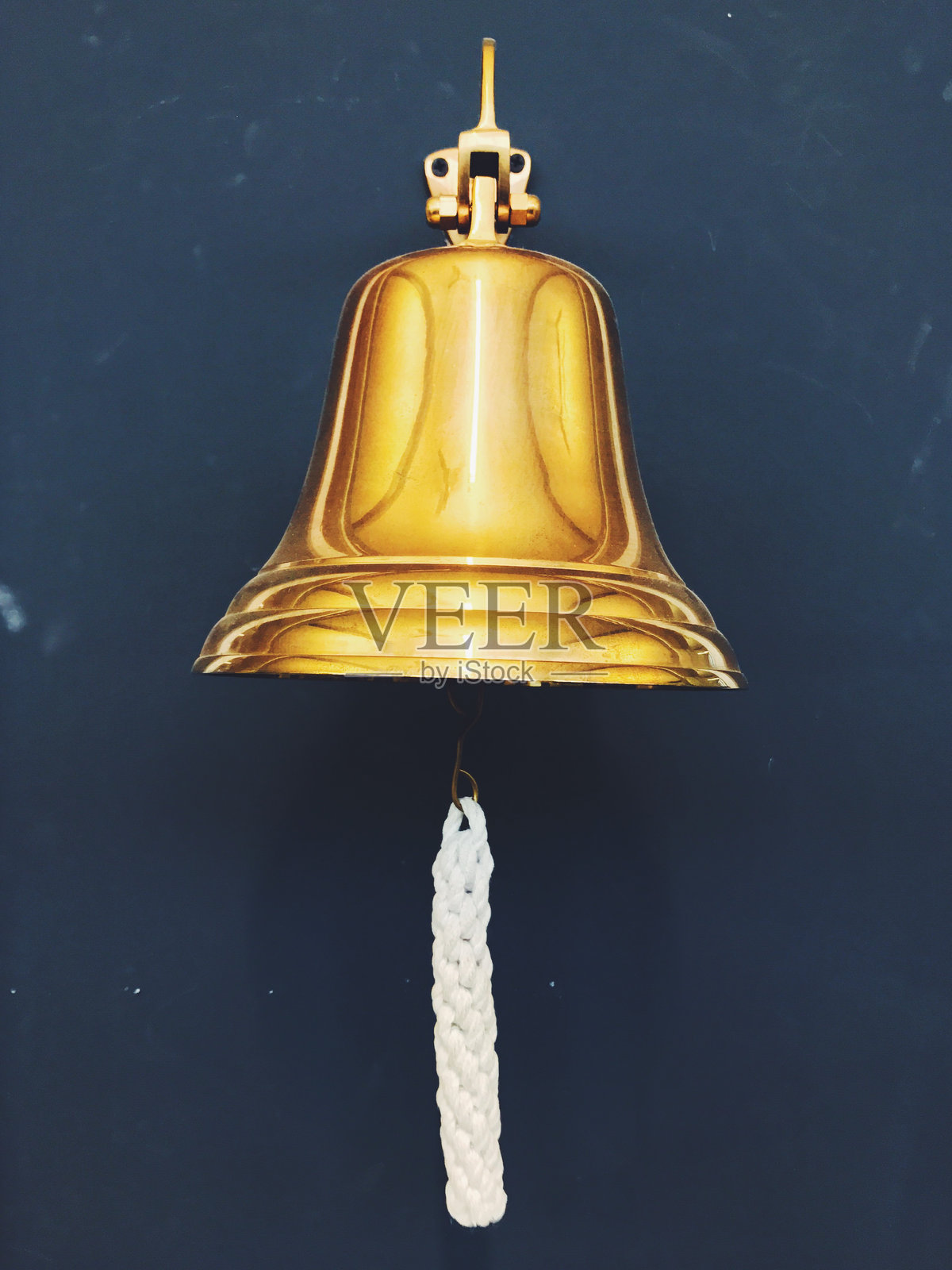 挂在墙上的钟的低角度视图照片摄影图片