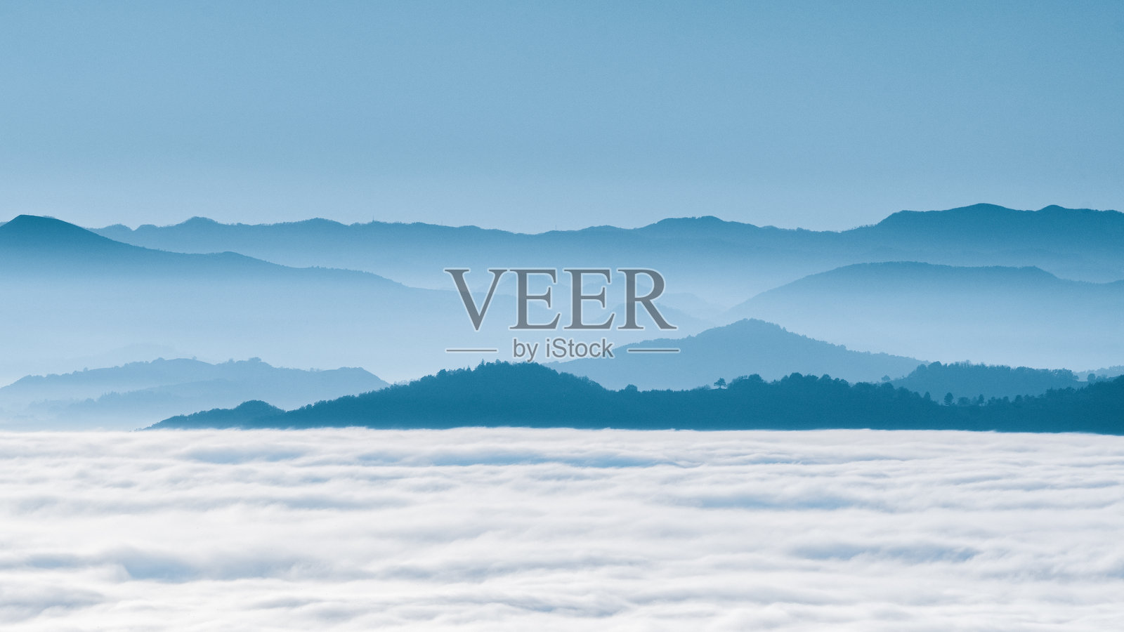 沉浸在秋雾中的丘陵山地景观照片摄影图片