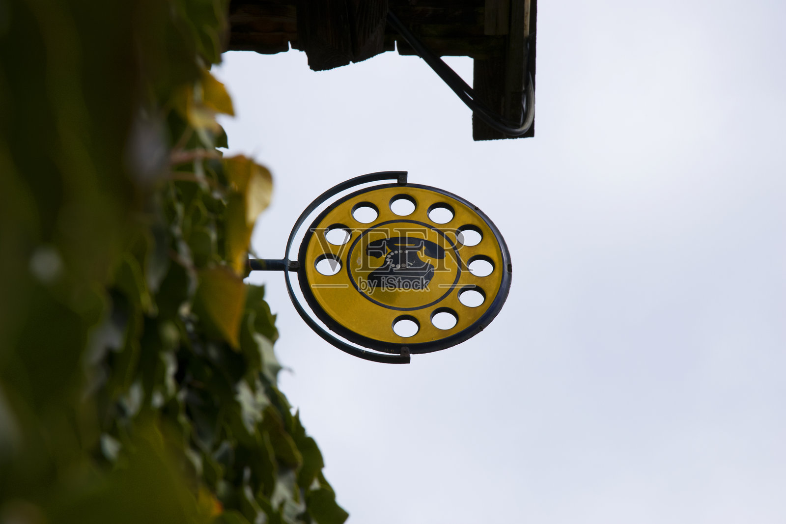 电话标志对着天空的低角度视图照片摄影图片