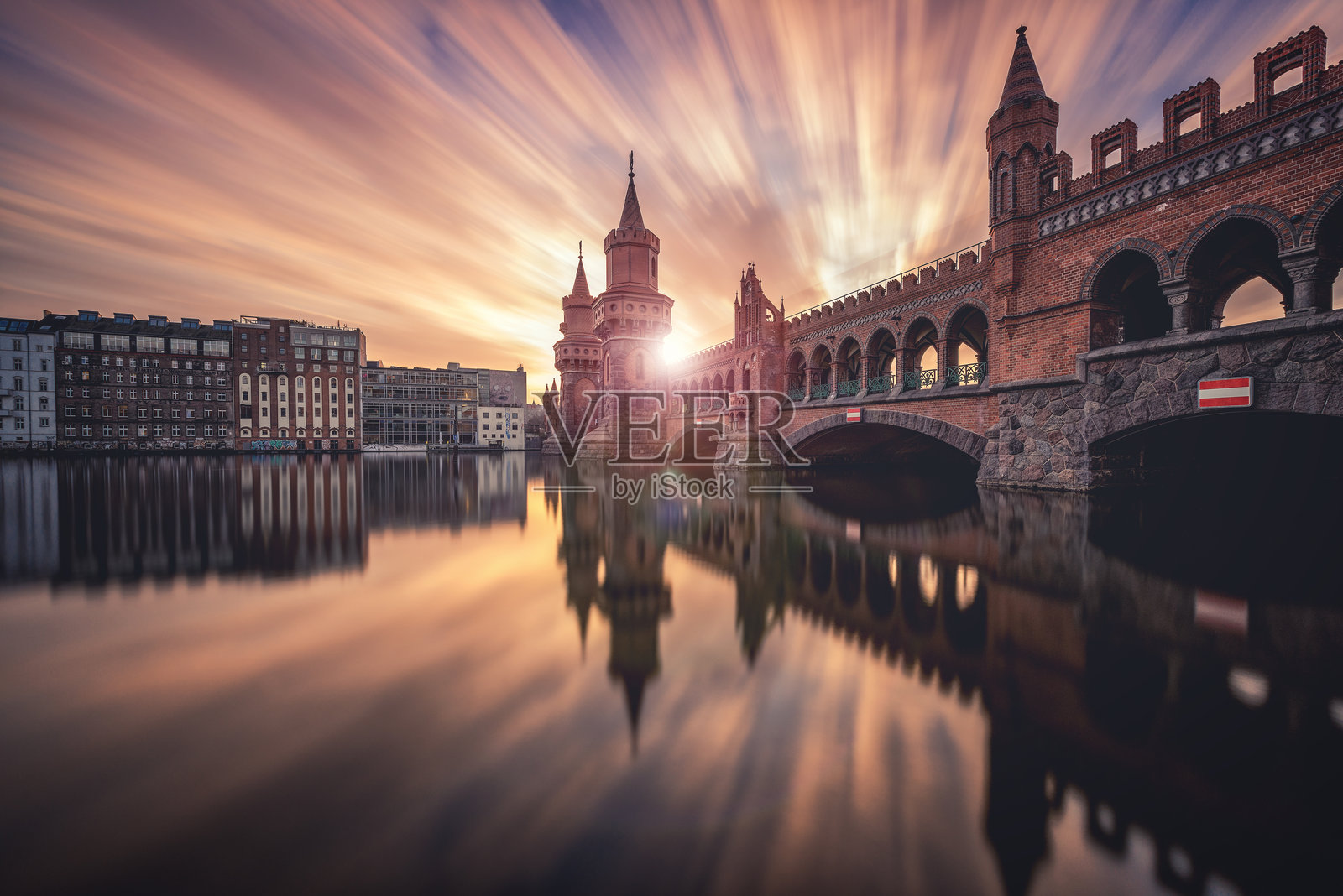 建筑物在水中的倒影照片摄影图片