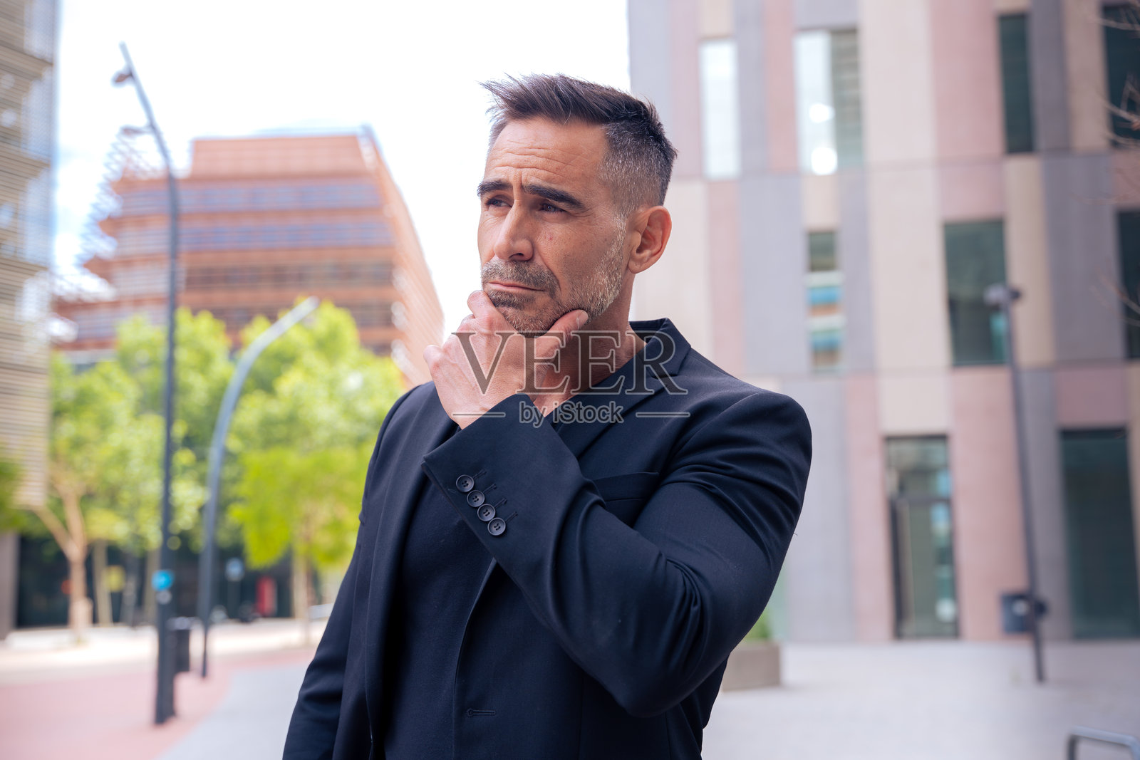 户外有思想的商人肖像。照片摄影图片