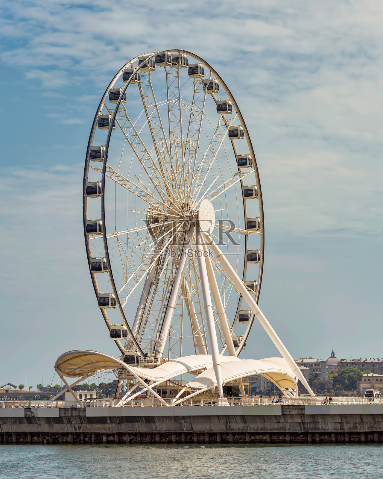 在一个晴朗的日子里，巴库摩天轮矗立在阿塞拜疆巴库的海滨照片摄影图片