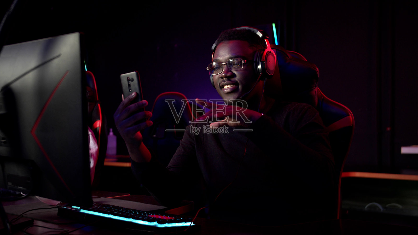 年轻人在视频通话中使用智能手机照片摄影图片