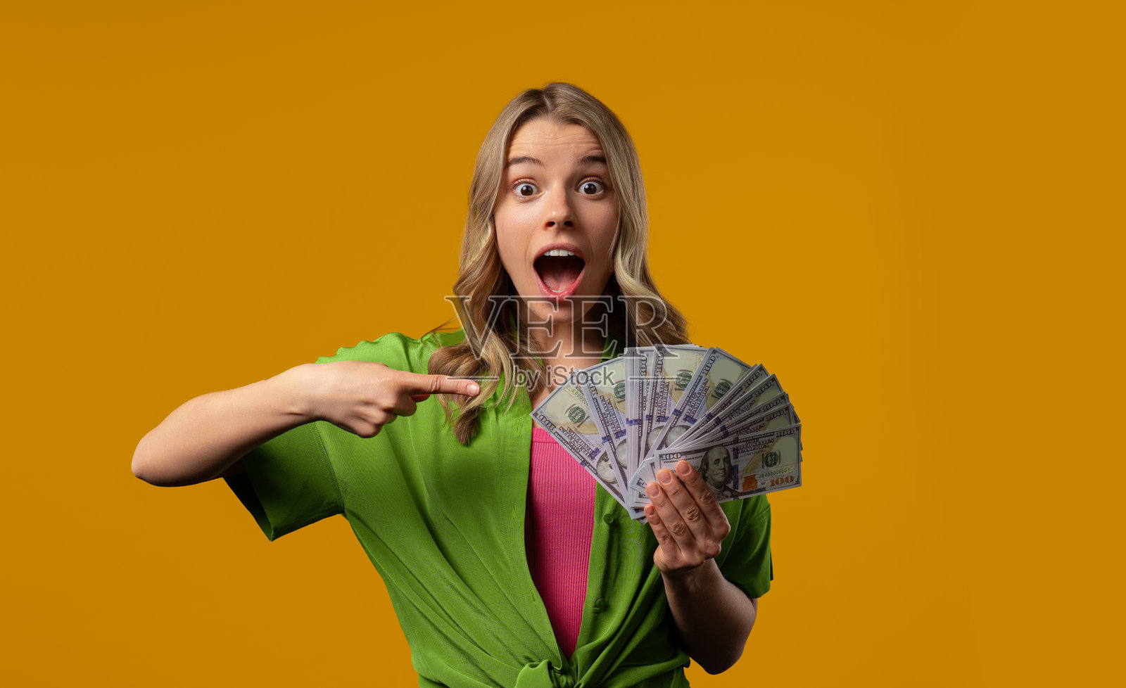 有钱的女人。时尚的女生在黄色，美元美元。的薪水。奖学金,付款。照片摄影图片