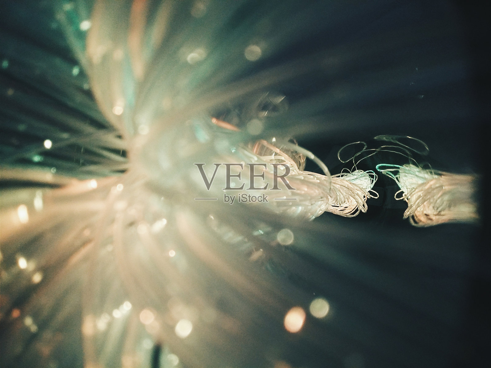 近距离观察点亮的光纤电缆照片摄影图片