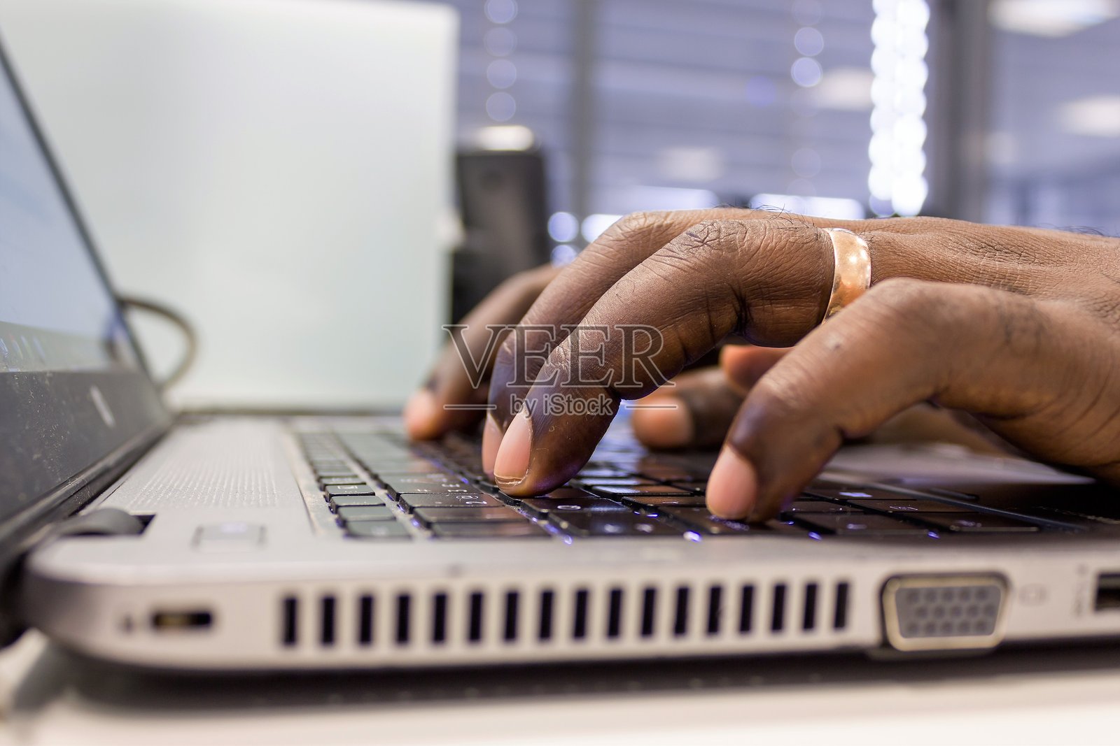 裁剪的手的人使用笔记本电脑照片摄影图片