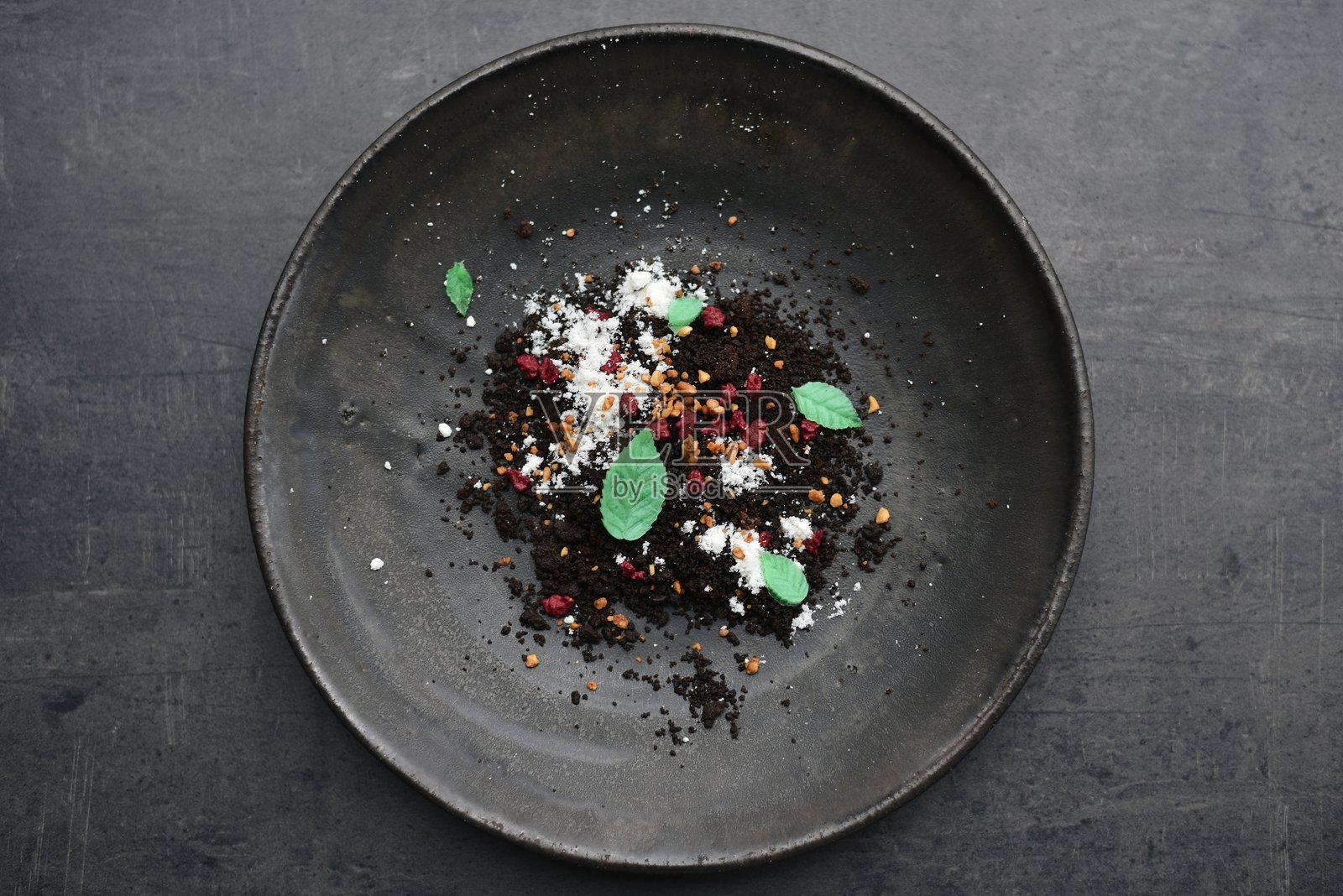 餐桌上盘子里食物的高角度视角照片摄影图片