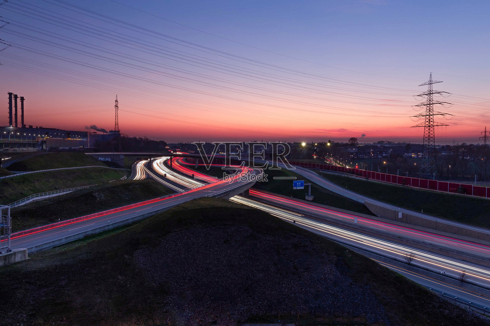 高角度的光径在道路上对天空在日落期间照片摄影图片
